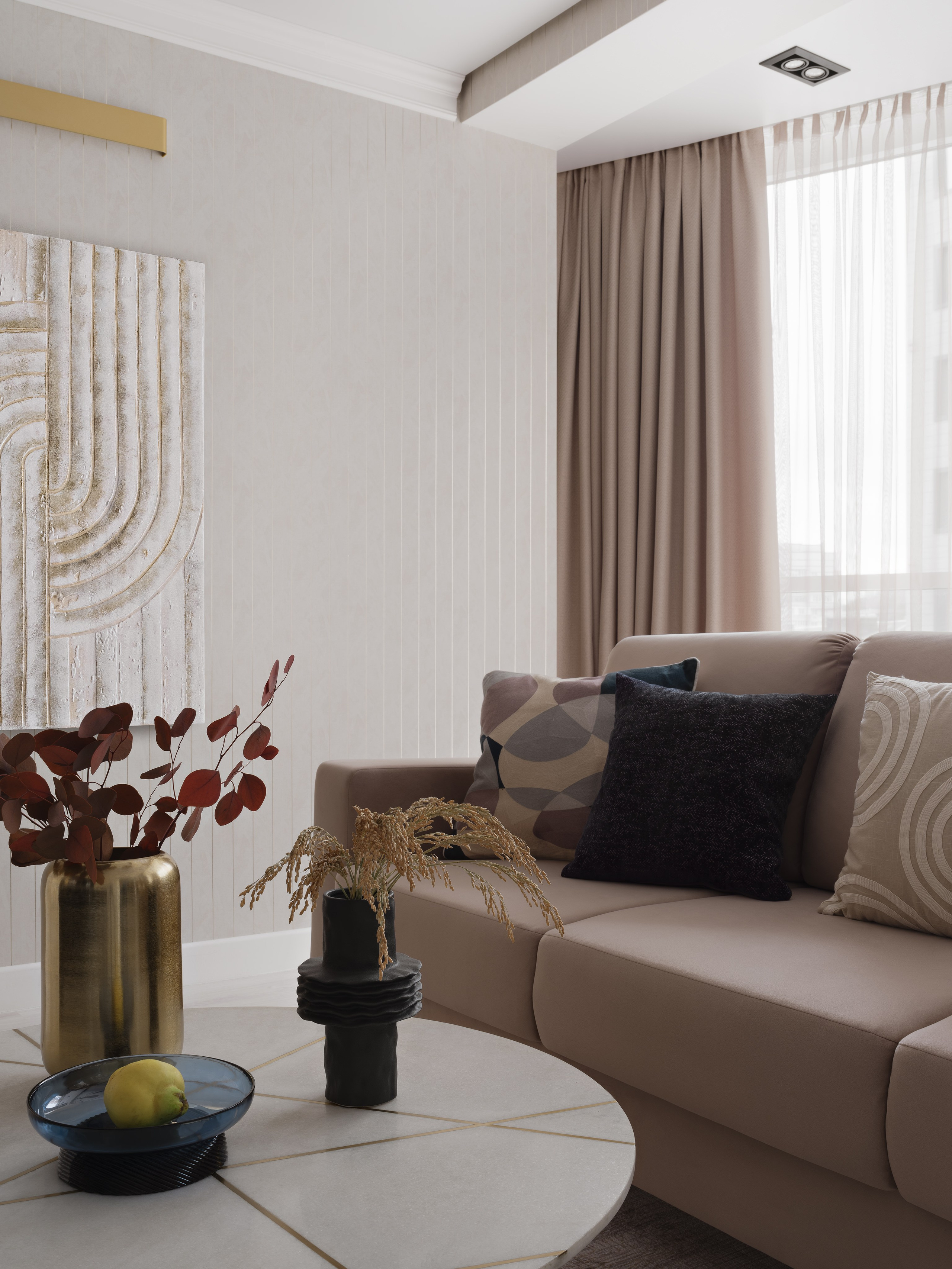 Современный дизайн интерьера спальни в стиле минимализм, фото уютного дивана с декоративными подушками и стильным кофейным столом с декором. Атмосфера уюта. Дизайнер: Ольга Рубченко, стилист: Екатерина Ракитина, фотограф: Сергей Денисенко.