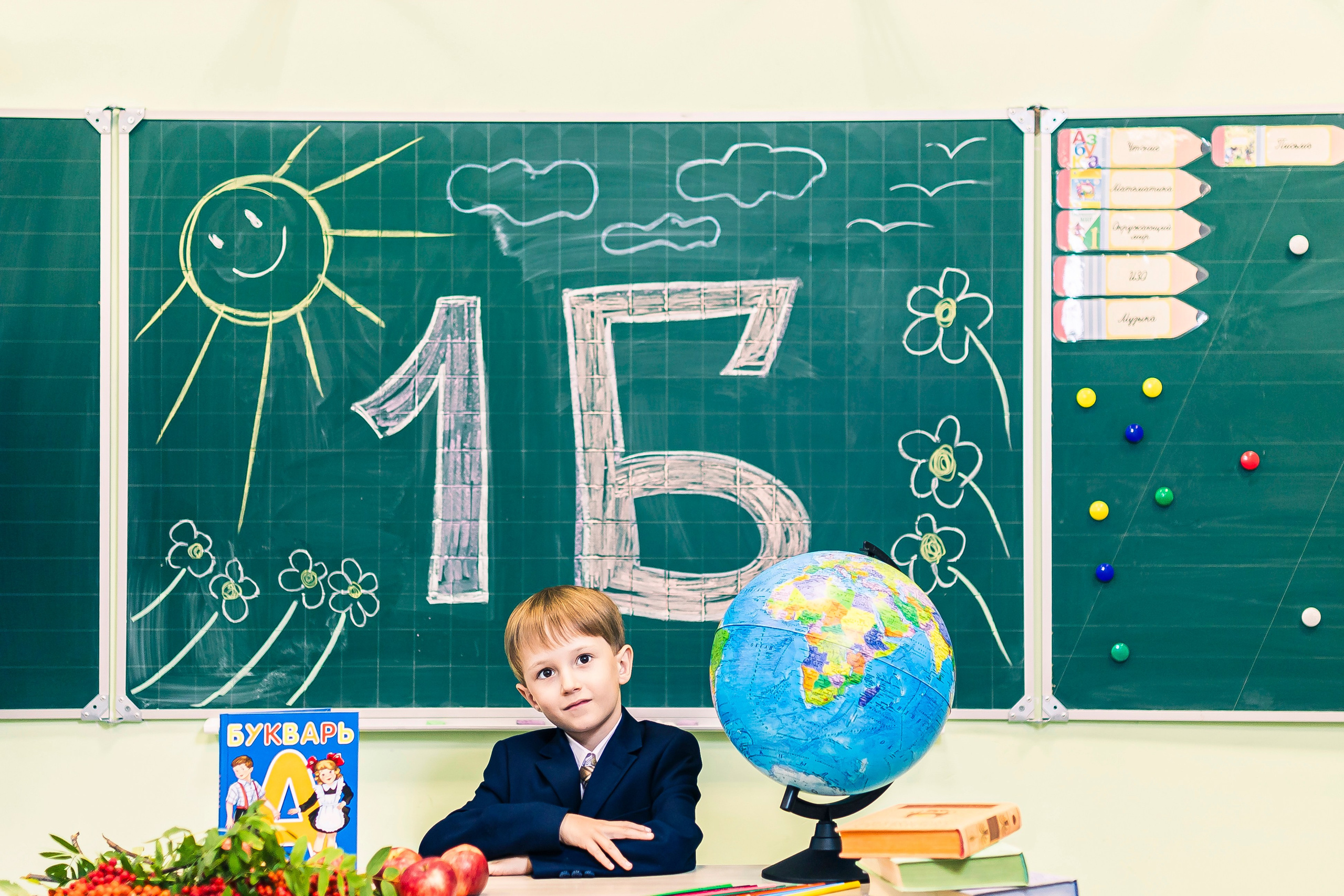 мальчик сидит за партой 