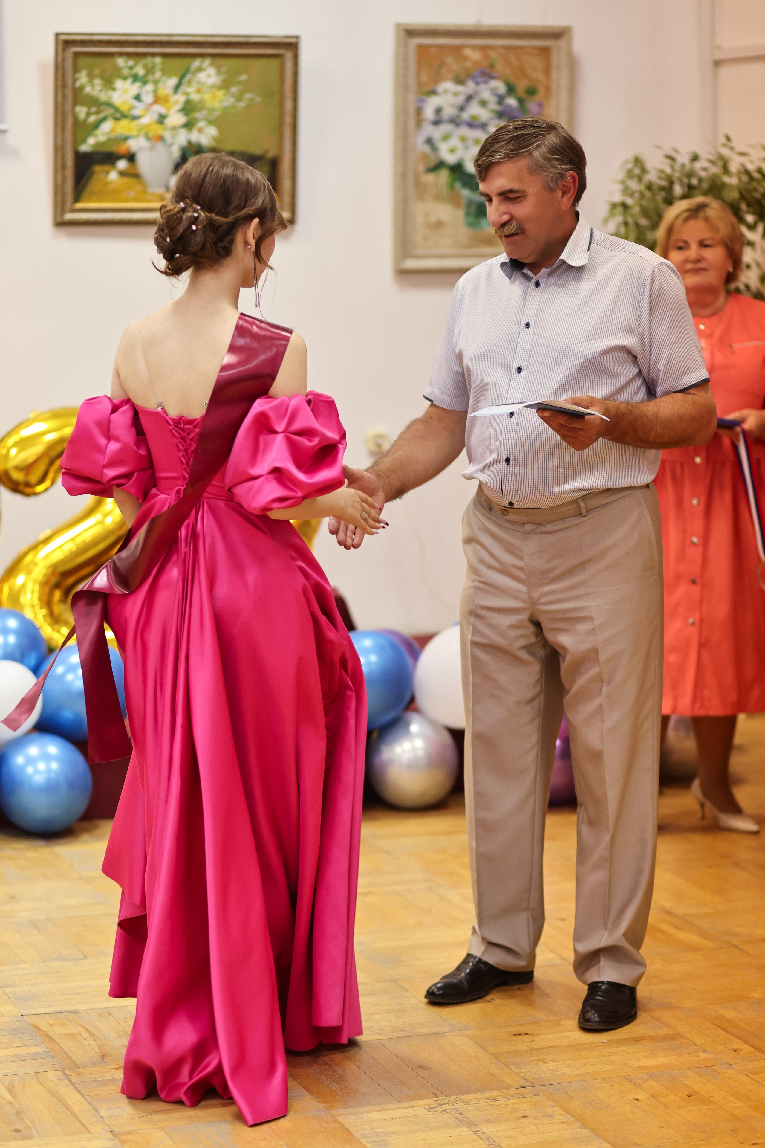 Вручение аттестатов. Школа № 7, выпускники 11 класса 2023 г. Студия выпускных альбомов Остров