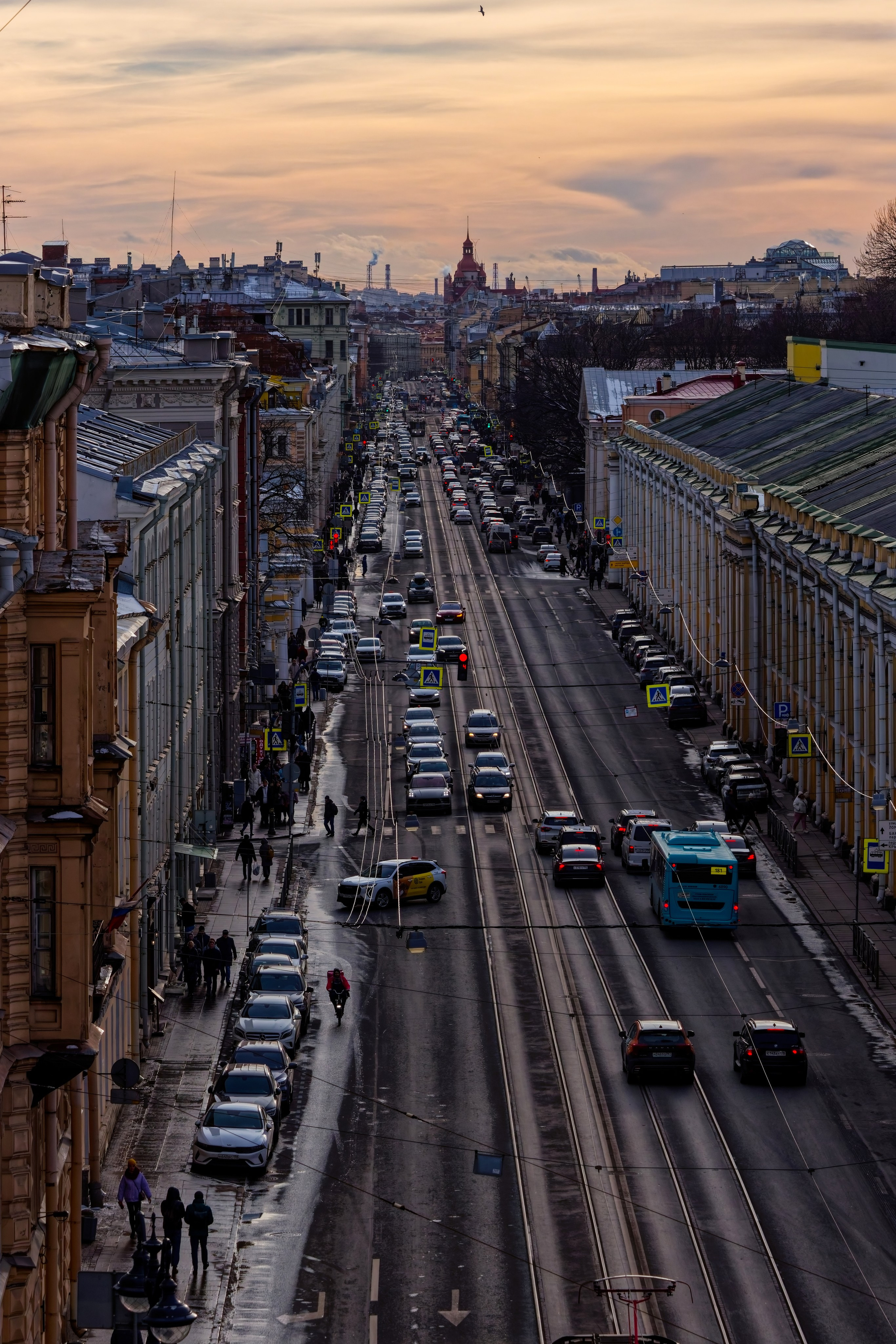 Вид со смотровой площадки музея Карла Буллы в перспективу улицы Садовой Санкт-Петербурга