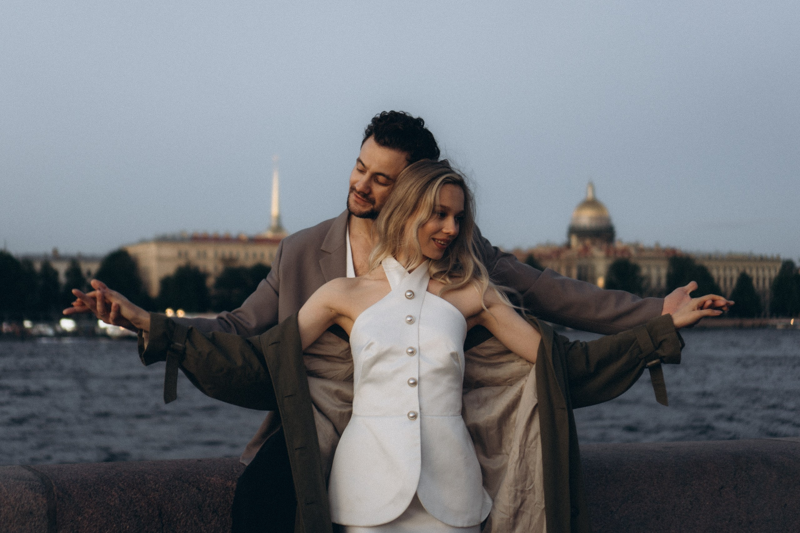 СВАДЕБНАЯ СЬЕМКА ПАРЫ НА РАССВЕТЕ В БЕЛЫЕ НОЧИ И ПРОГУЛКА С РАЗВОДНЫМИ МОСТАМИ И ПИКНИК ВОЗЛЕ ИСАКИЕВСКОГО СОБОРА. Профессиональный фотограф, Санкт-Петербург — Виктория Богомолова
