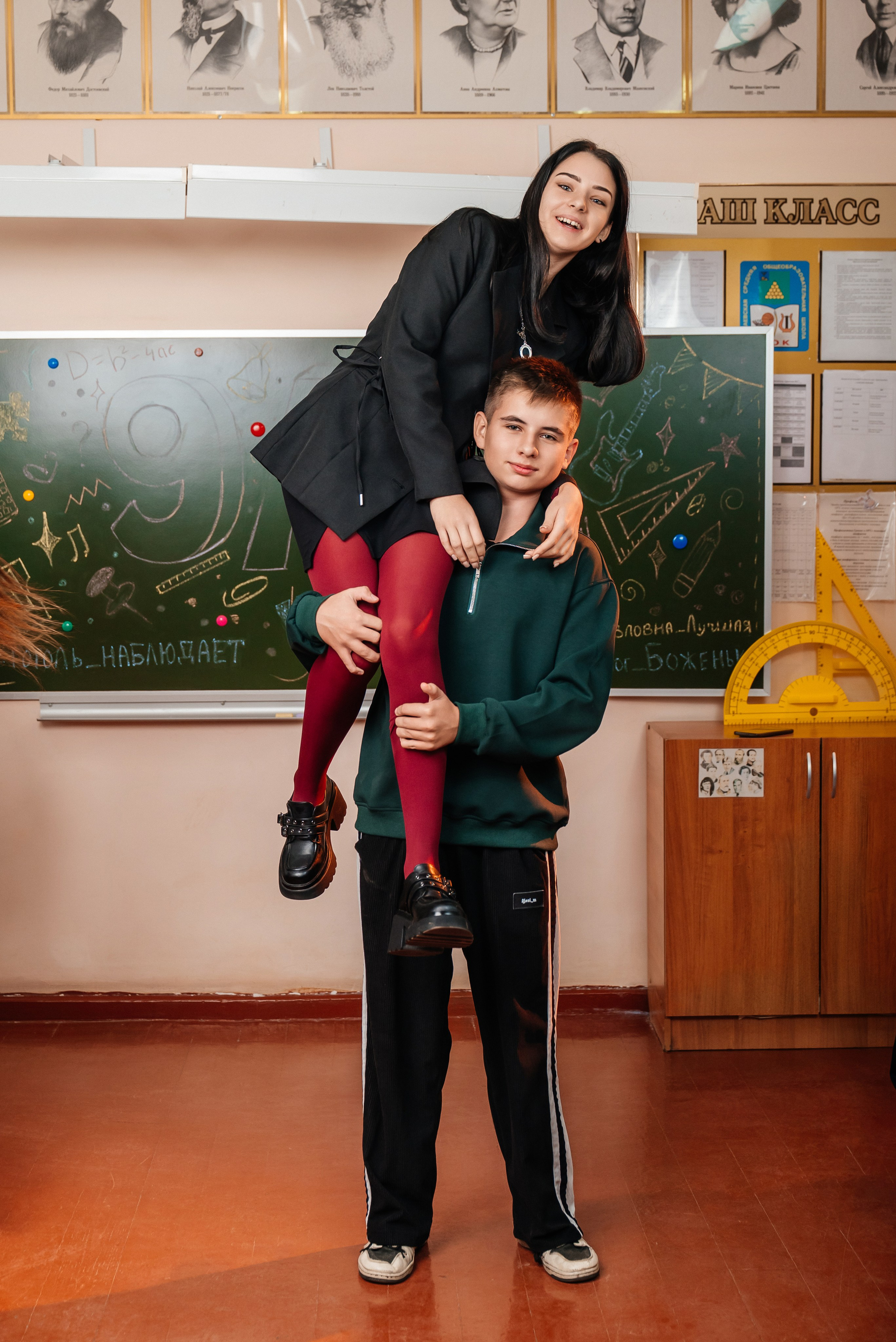 Красный и зеленый. Школьный фотограф в Валуйках. Фотосессии для выпускников и изготовление выпускных альбомов в городе Валуйки и в Белгородской области