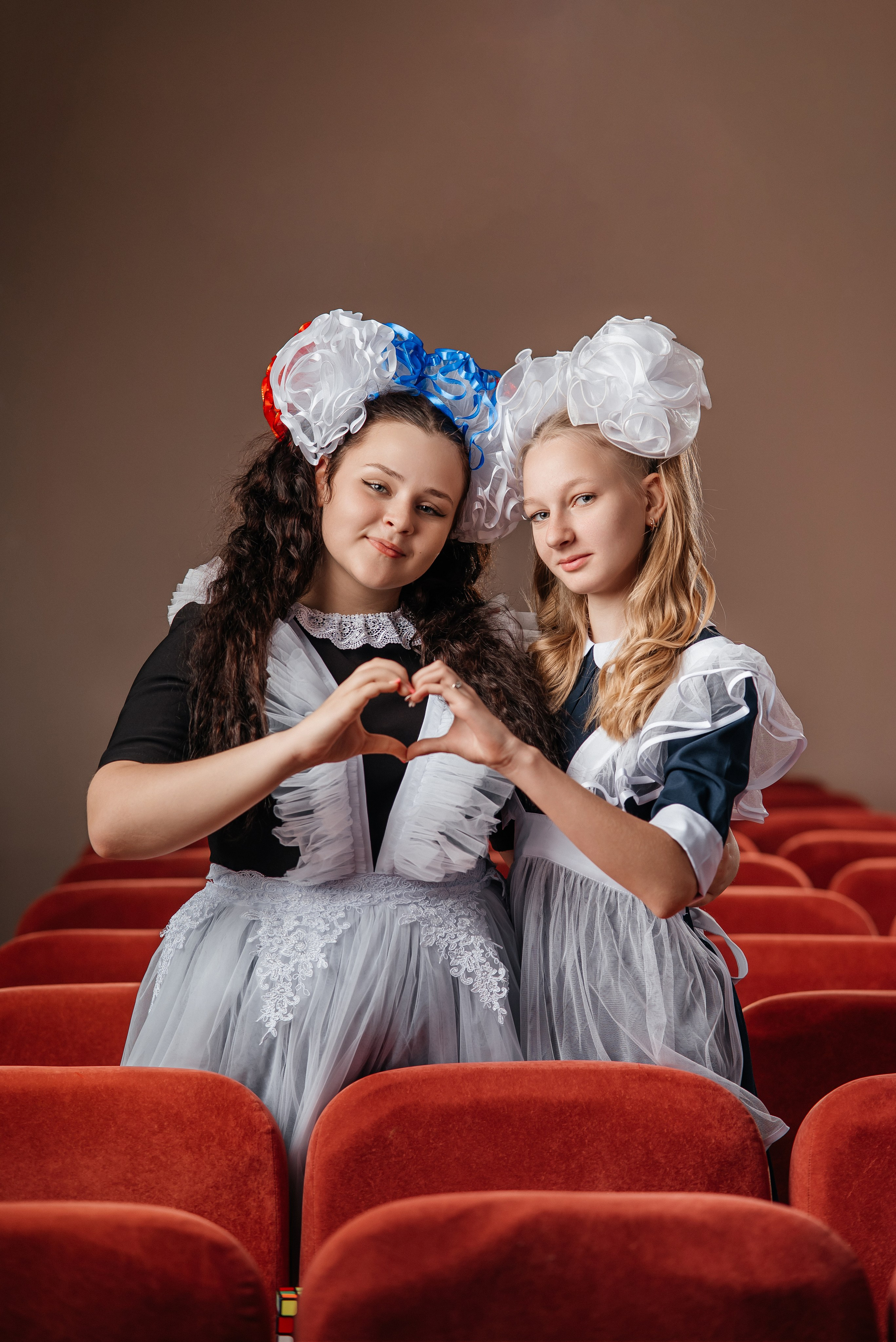 Классическая классика. Школьный фотограф в Валуйках. Фотосессии для выпускников и изготовление выпускных альбомов в городе Валуйки и в Белгородской области