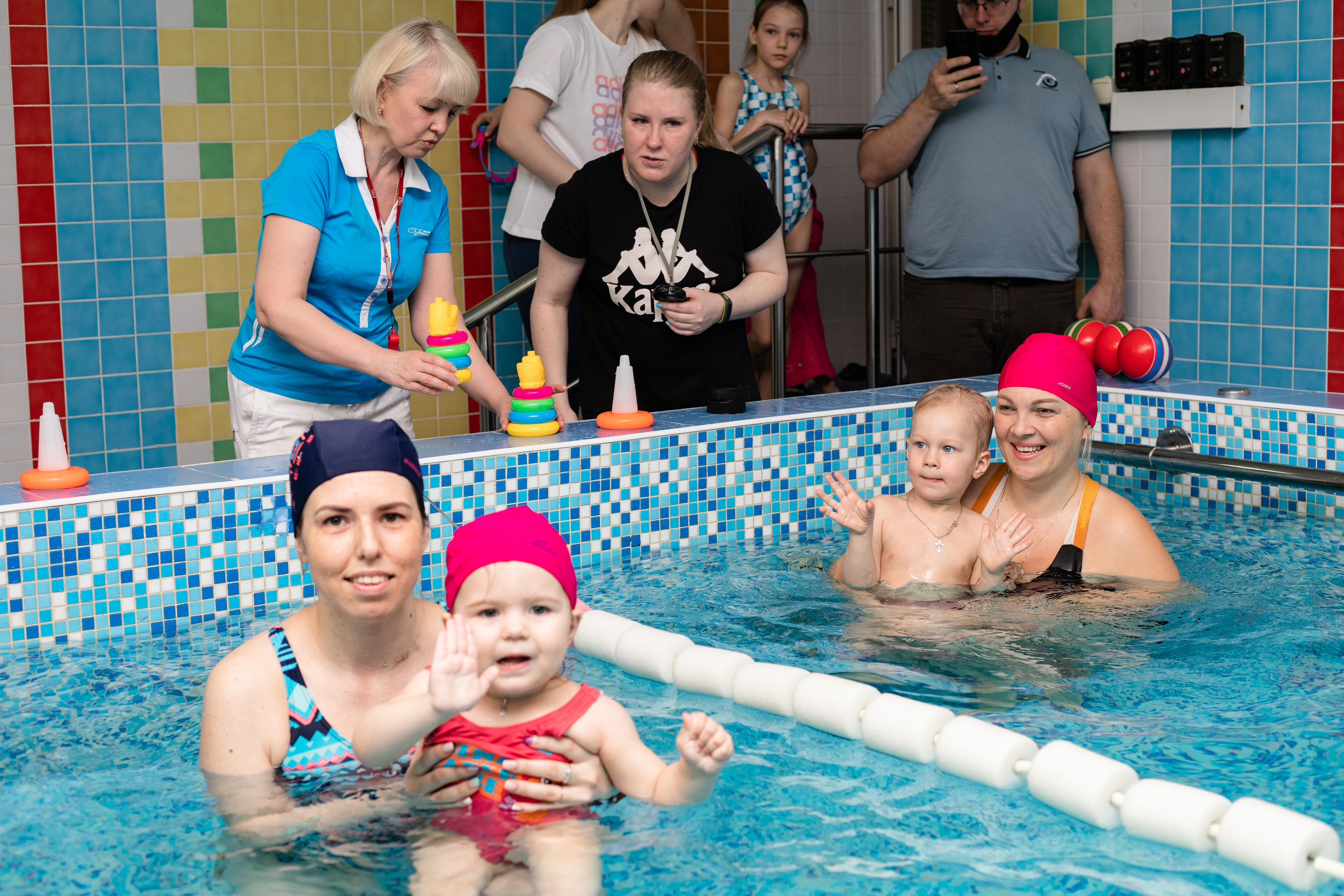 Дети в бассейне