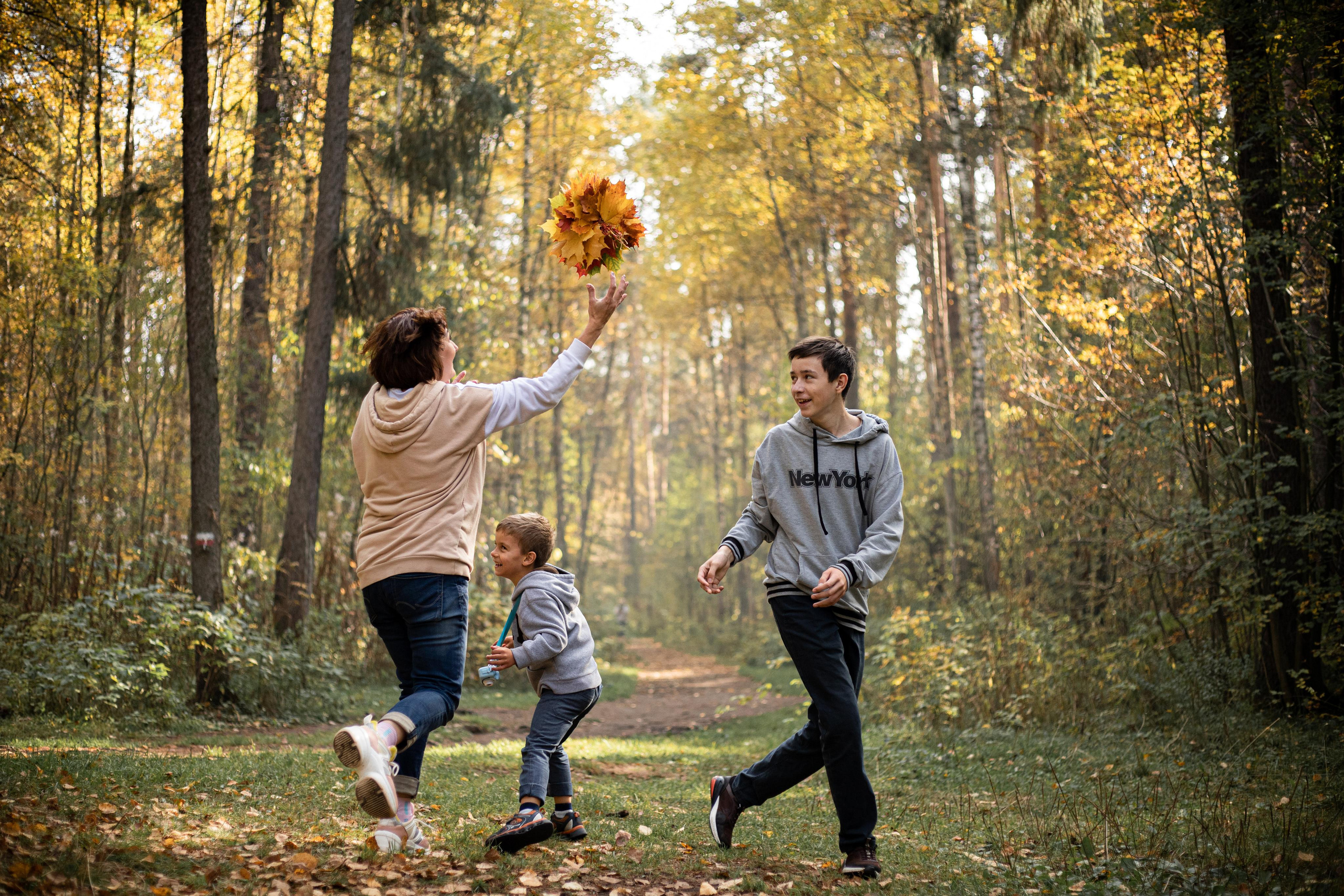 Черняевский лес «Золотые пески». Осень 2020. Ирина с сыновьями. Фотограф Пермь. Свадьбы. Семья и дети, школа, д. сад. Фотокниги
