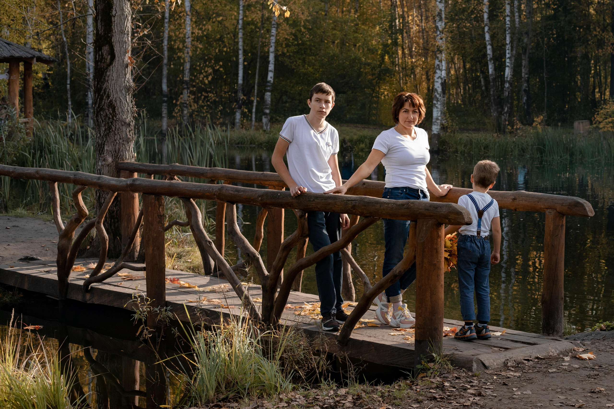 Черняевский лес «Золотые пески». Осень 2020. Ирина с сыновьями. Фотограф Пермь. Свадьбы. Семья и дети, школа, д. сад. Фотокниги