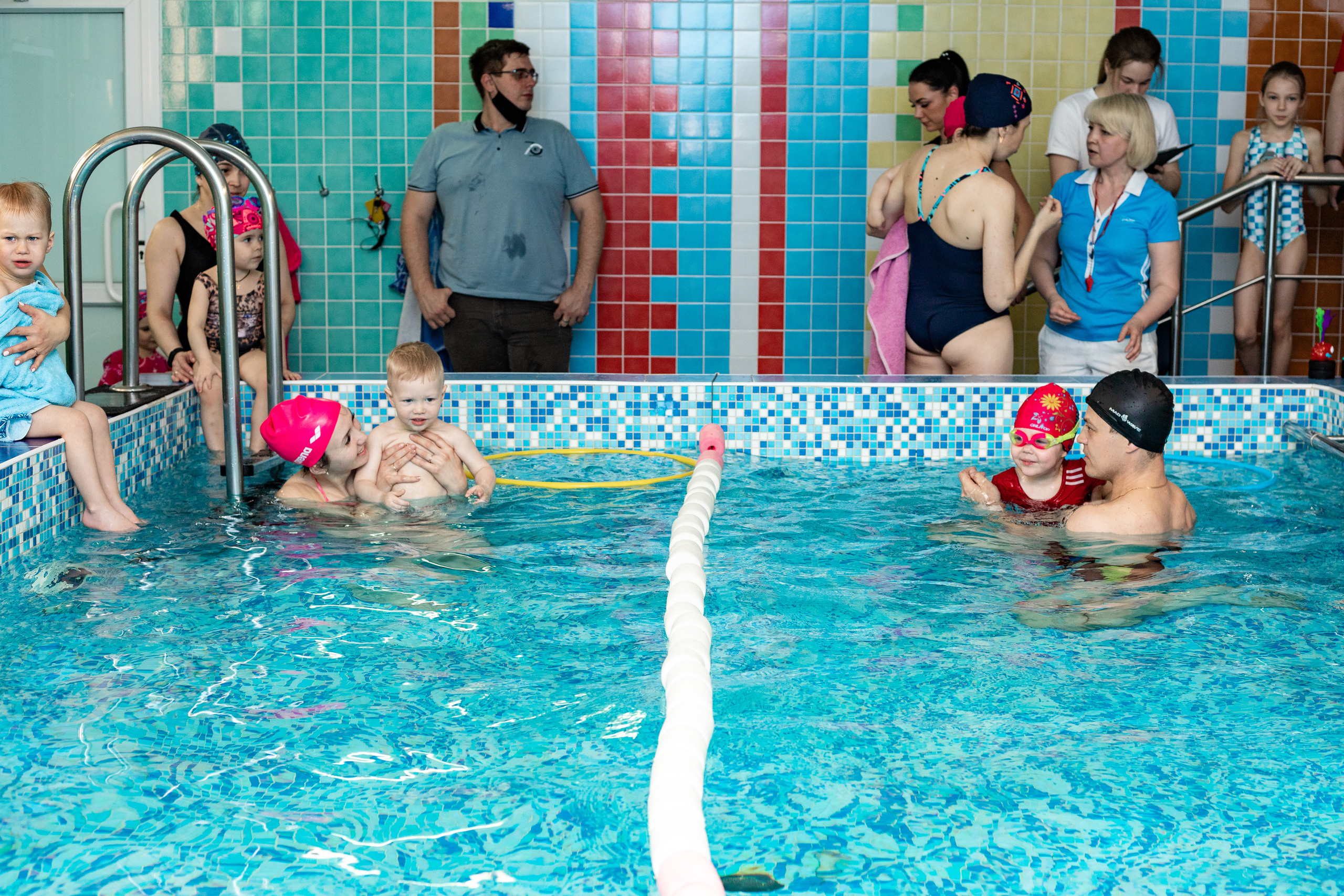 Дети в бассейне