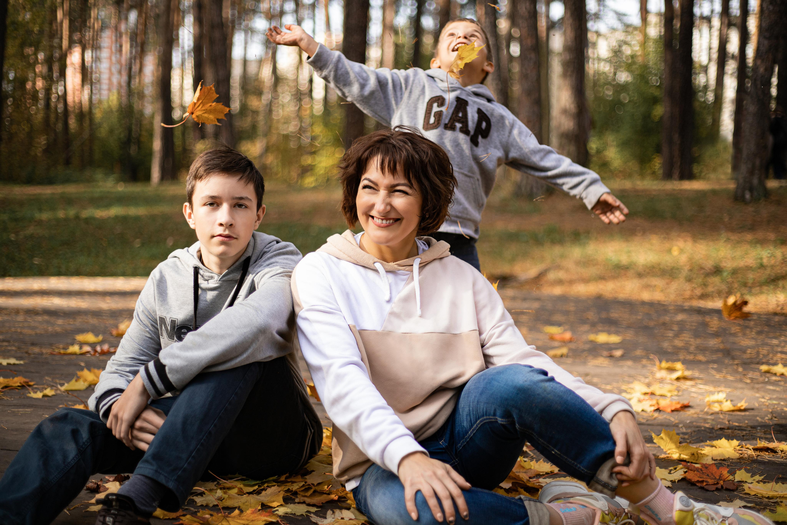 Черняевский лес «Золотые пески». Осень 2020. Ирина с сыновьями. Фотограф Пермь. Свадьбы. Семья и дети, школа, д. сад. Фотокниги