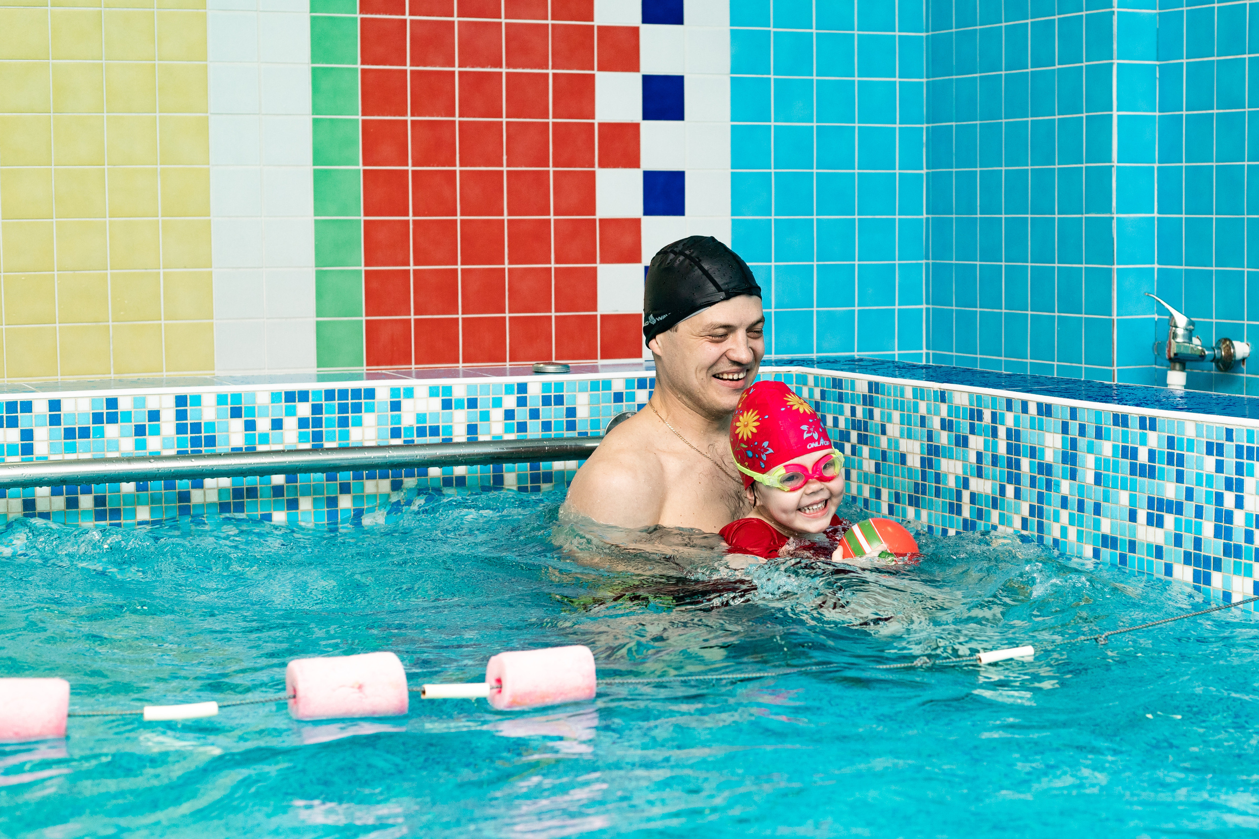 Дети в бассейне