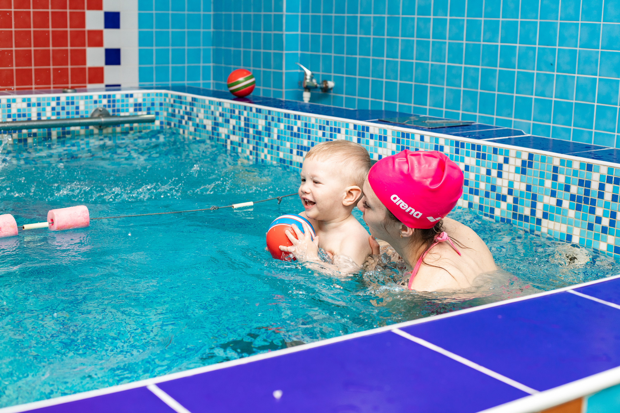 Дети в бассейне