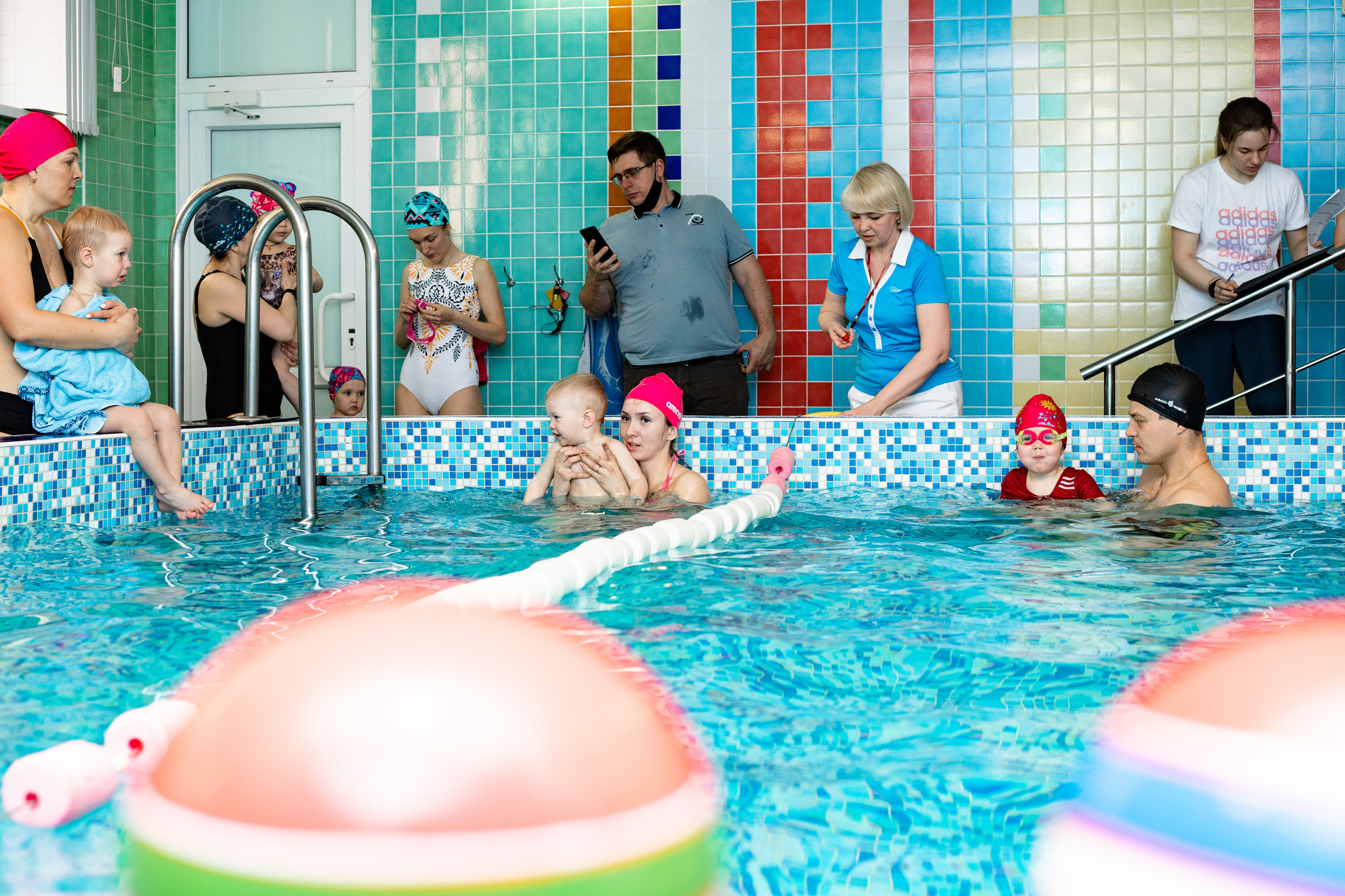 Дети в бассейне