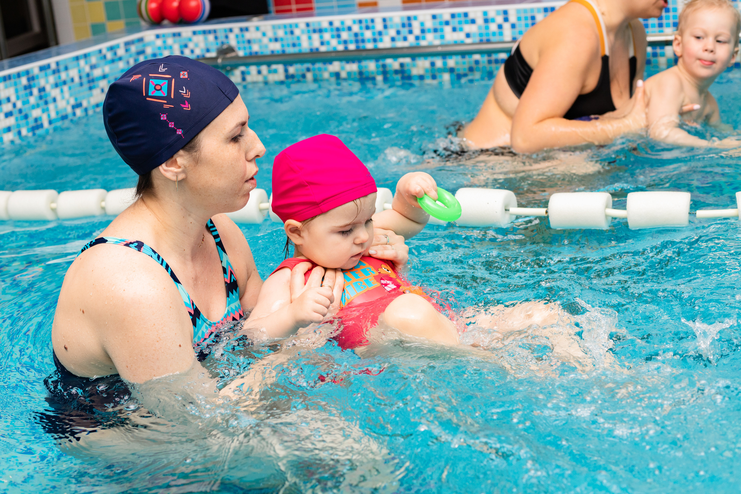 Дети в бассейне