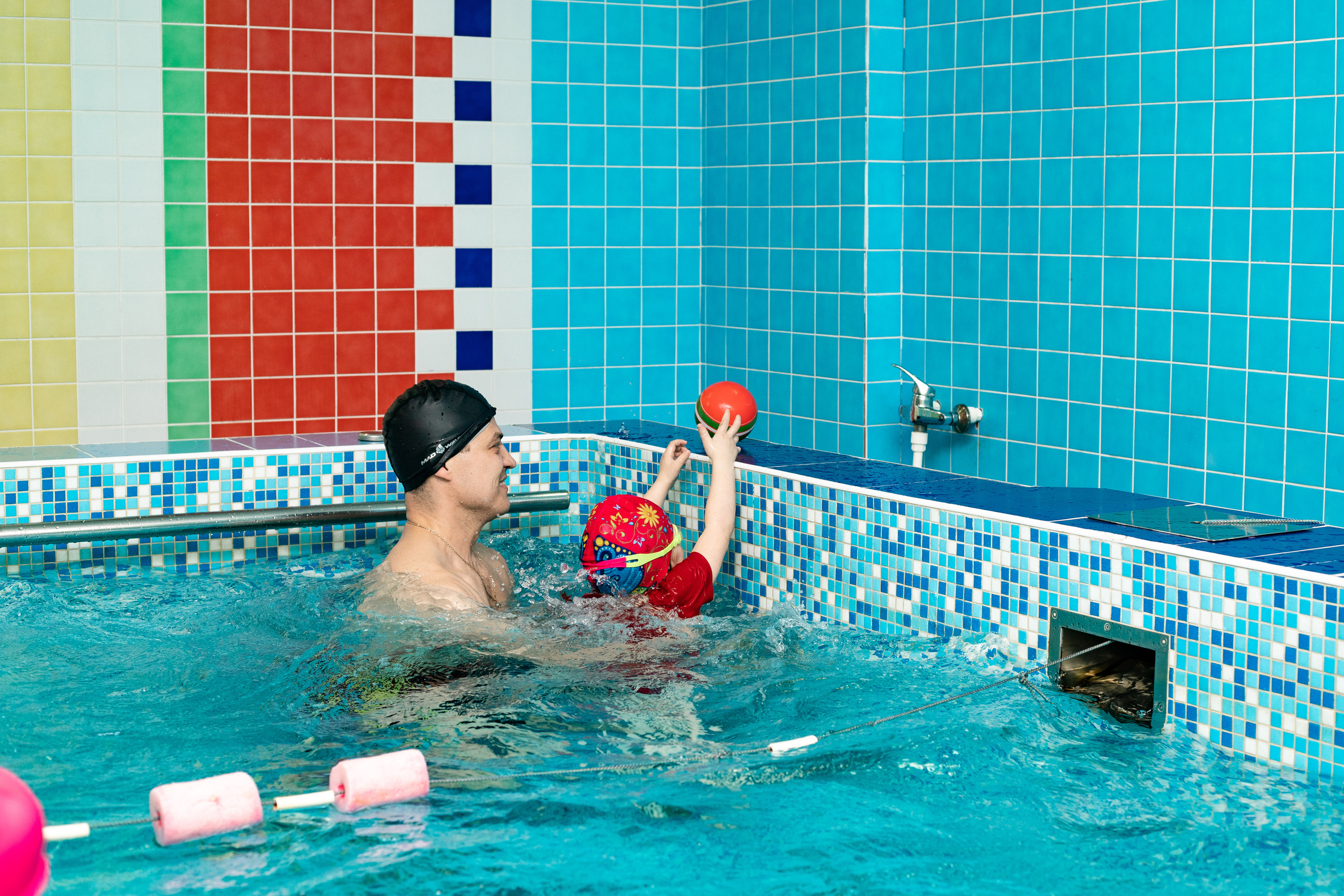 Дети в бассейне