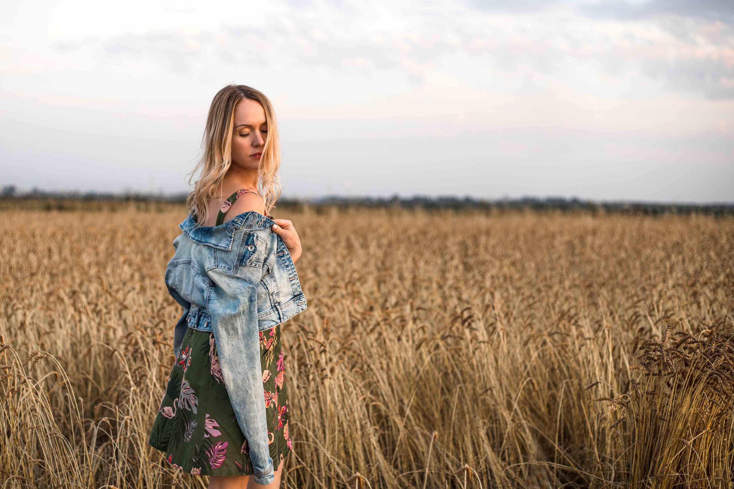 В поле. август 2020. Екатерина. Фотограф Пермь. Свадьбы. Семья и дети, школа, д. сад. Фотокниги