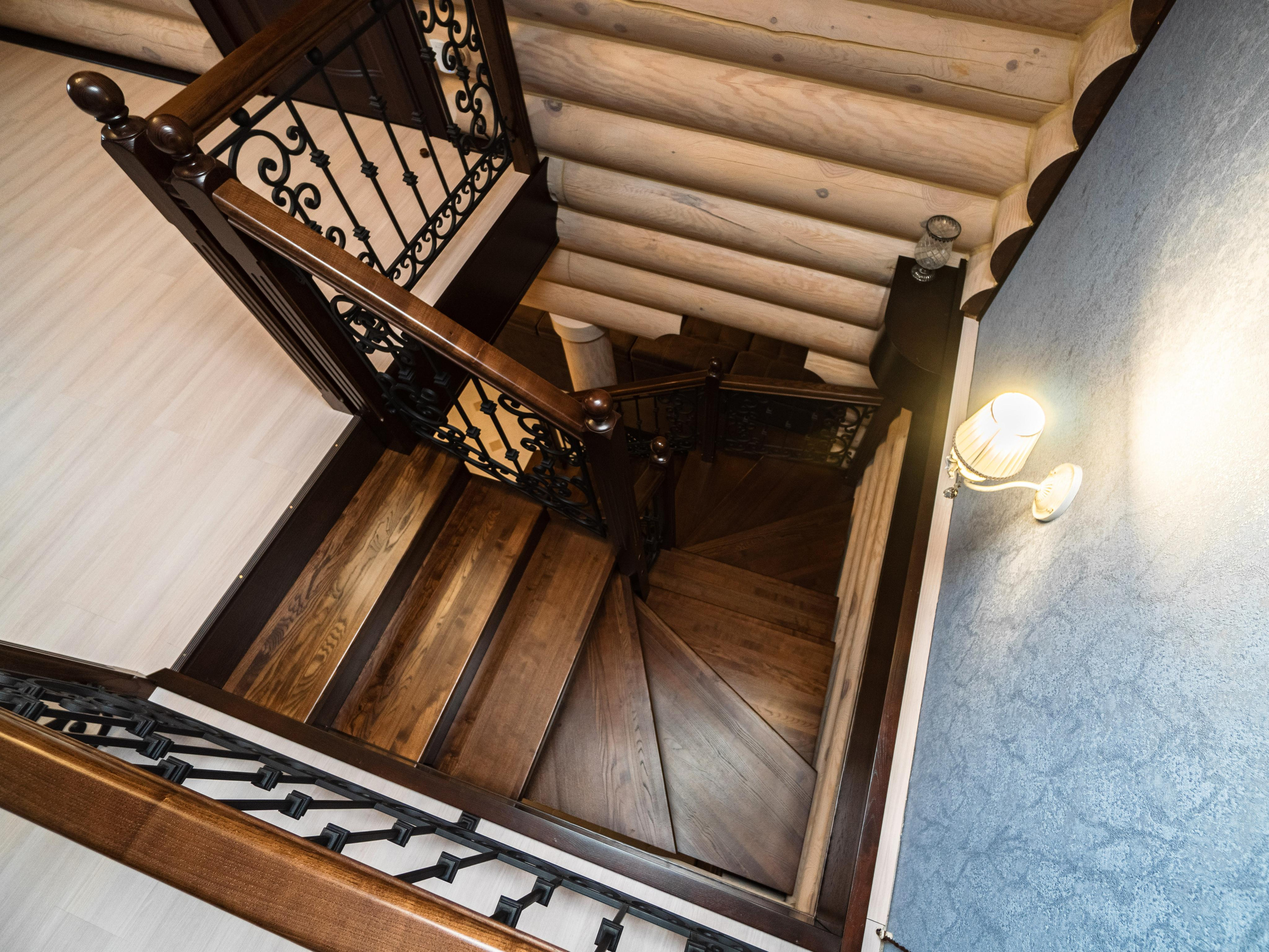 2. Интерьер (лестница, полки, столы, стеллаж, элементы потолка из дерева)). Фотограф Пермь. Свадьбы. Семья и дети, школа, д. сад. Фотокниги