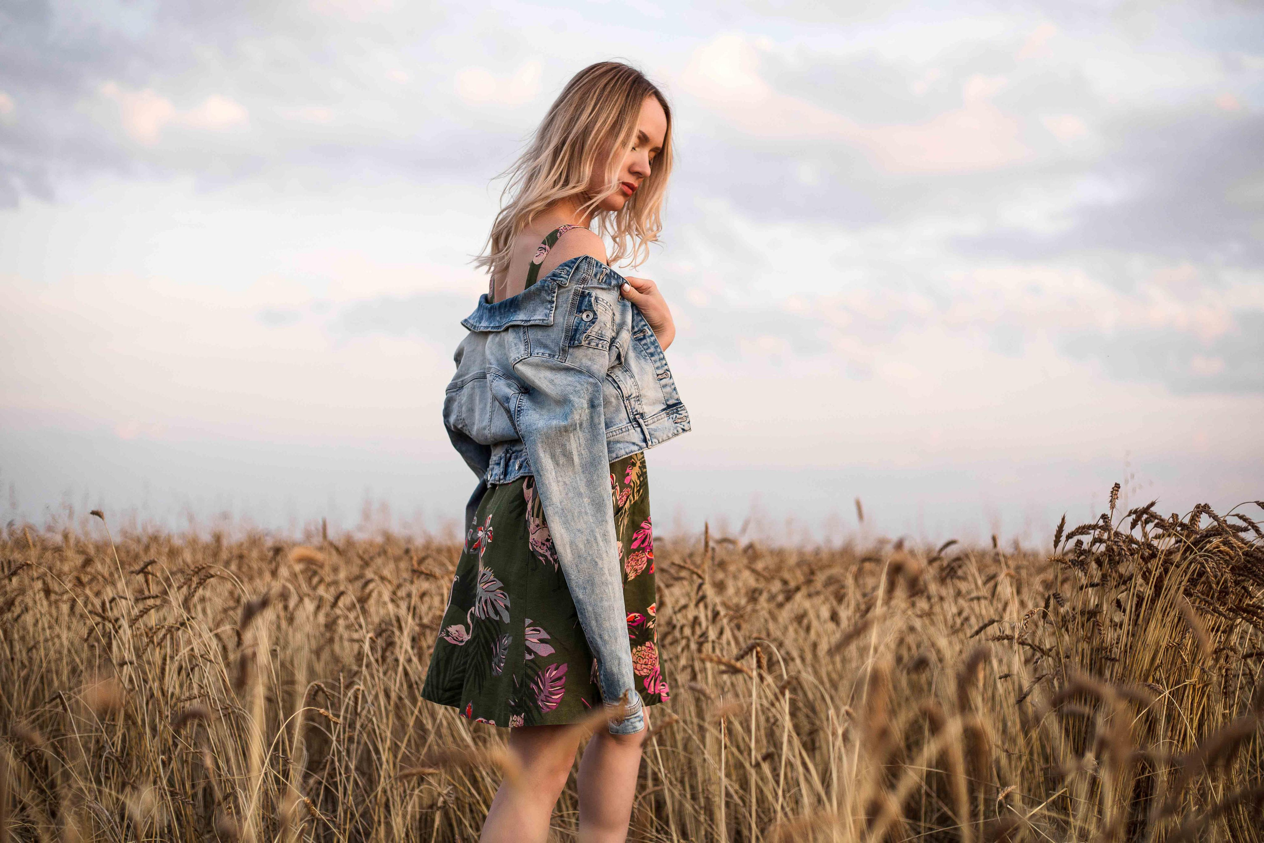 В поле. август 2020. Екатерина. Фотограф Пермь. Свадьбы. Семья и дети, школа, д. сад. Фотокниги