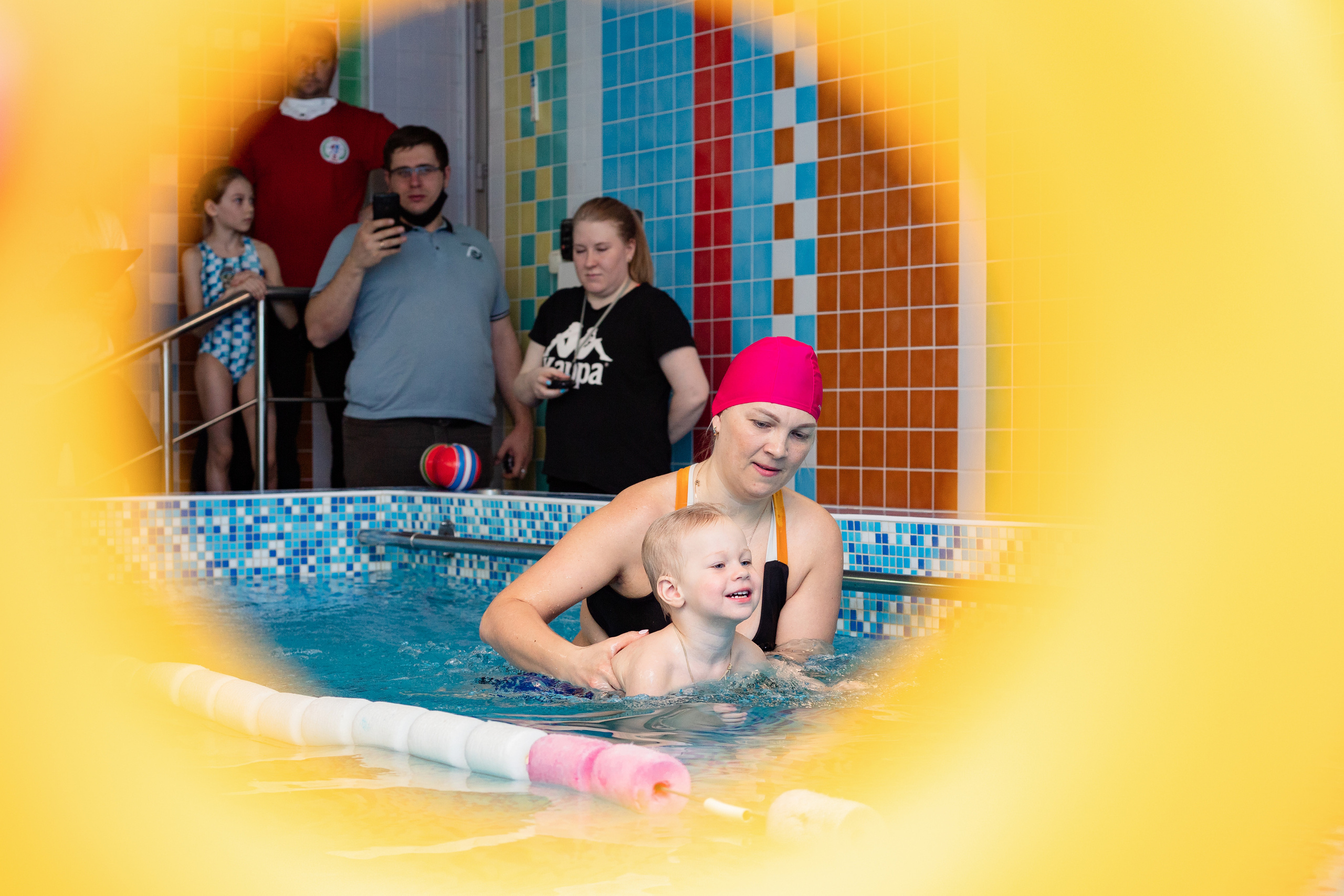 Дети в бассейне