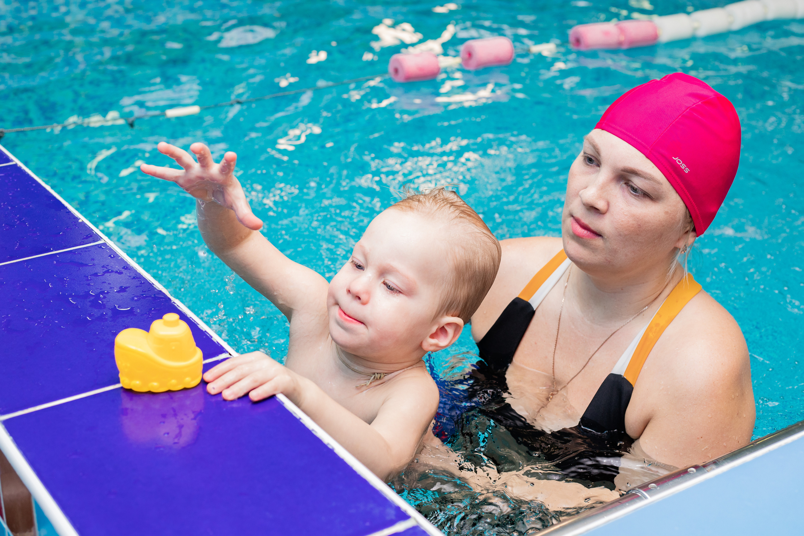 Дети в бассейне