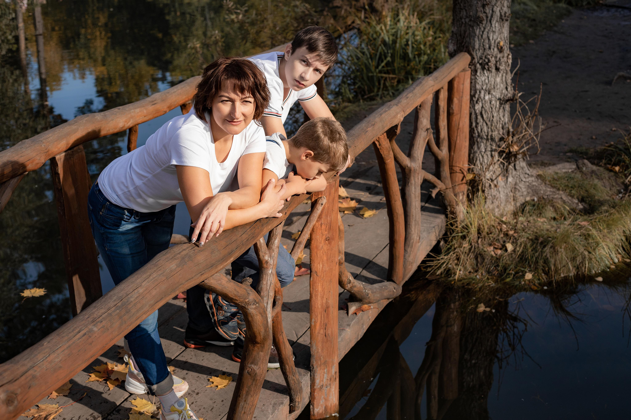 Черняевский лес «Золотые пески». Осень 2020. Ирина с сыновьями. Фотограф Пермь. Свадьбы. Семья и дети, школа, д. сад. Фотокниги