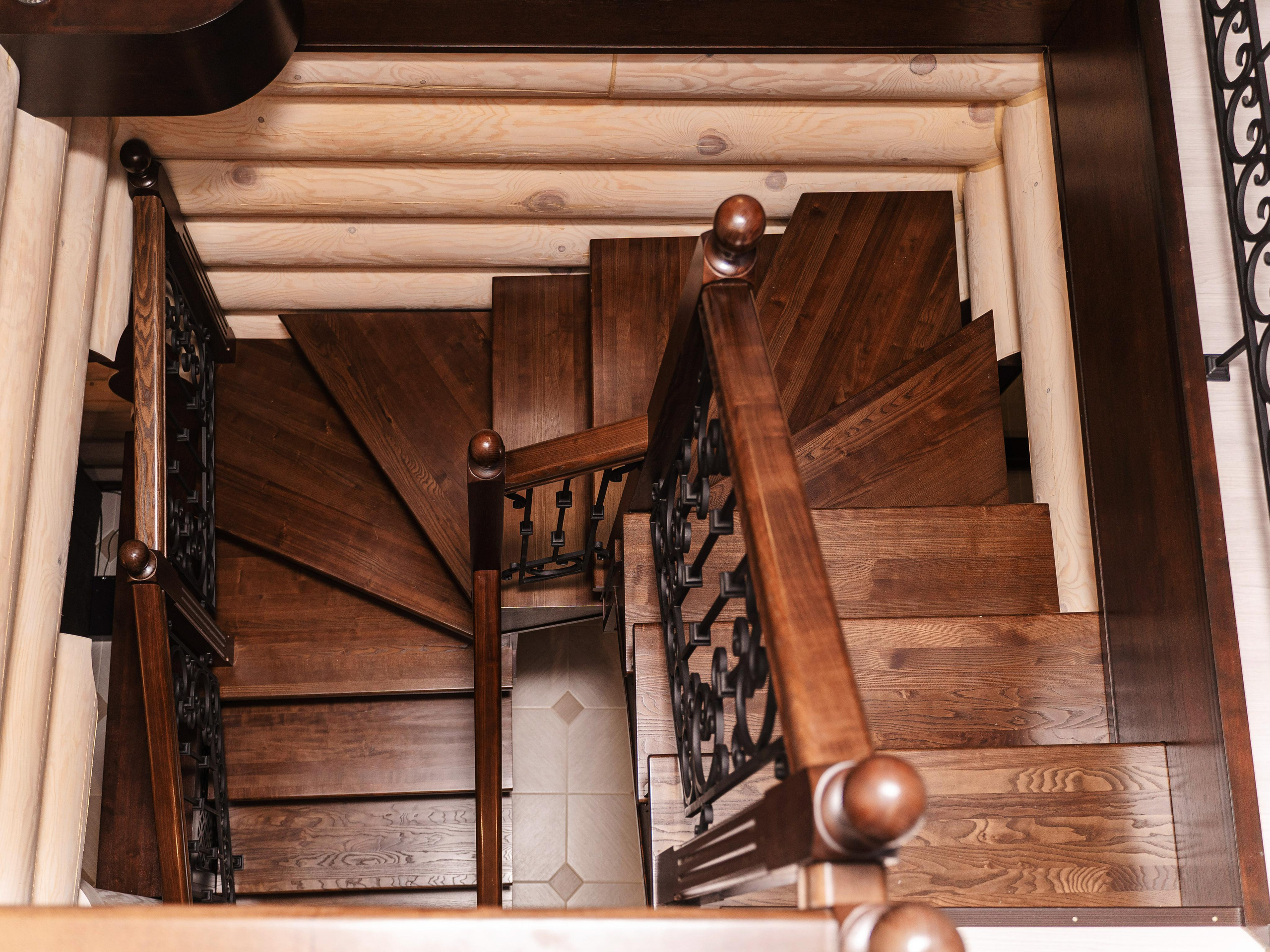 2. Интерьер (лестница, полки, столы, стеллаж, элементы потолка из дерева)). Фотограф Пермь. Свадьбы. Семья и дети, школа, д. сад. Фотокниги