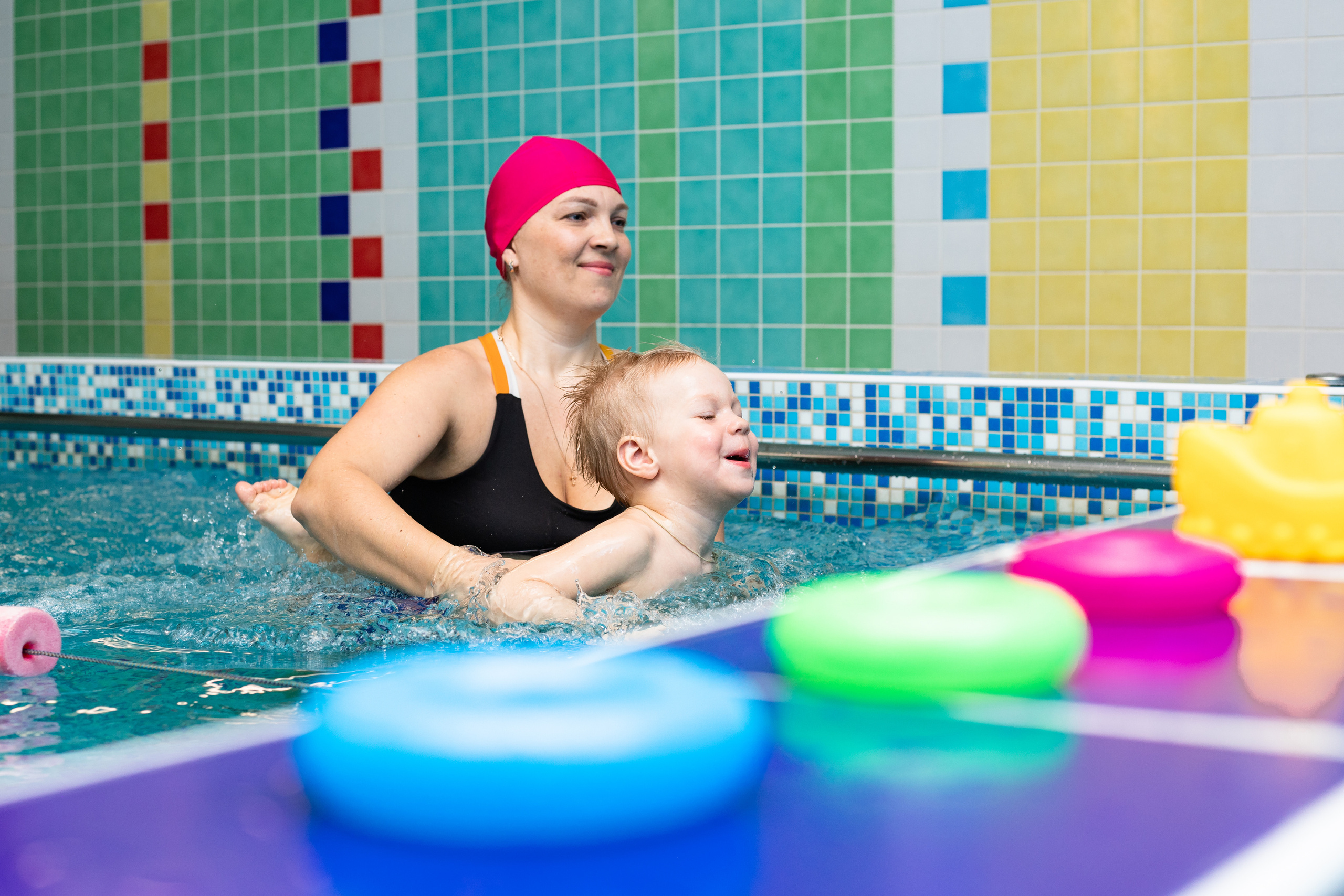 Дети в бассейне