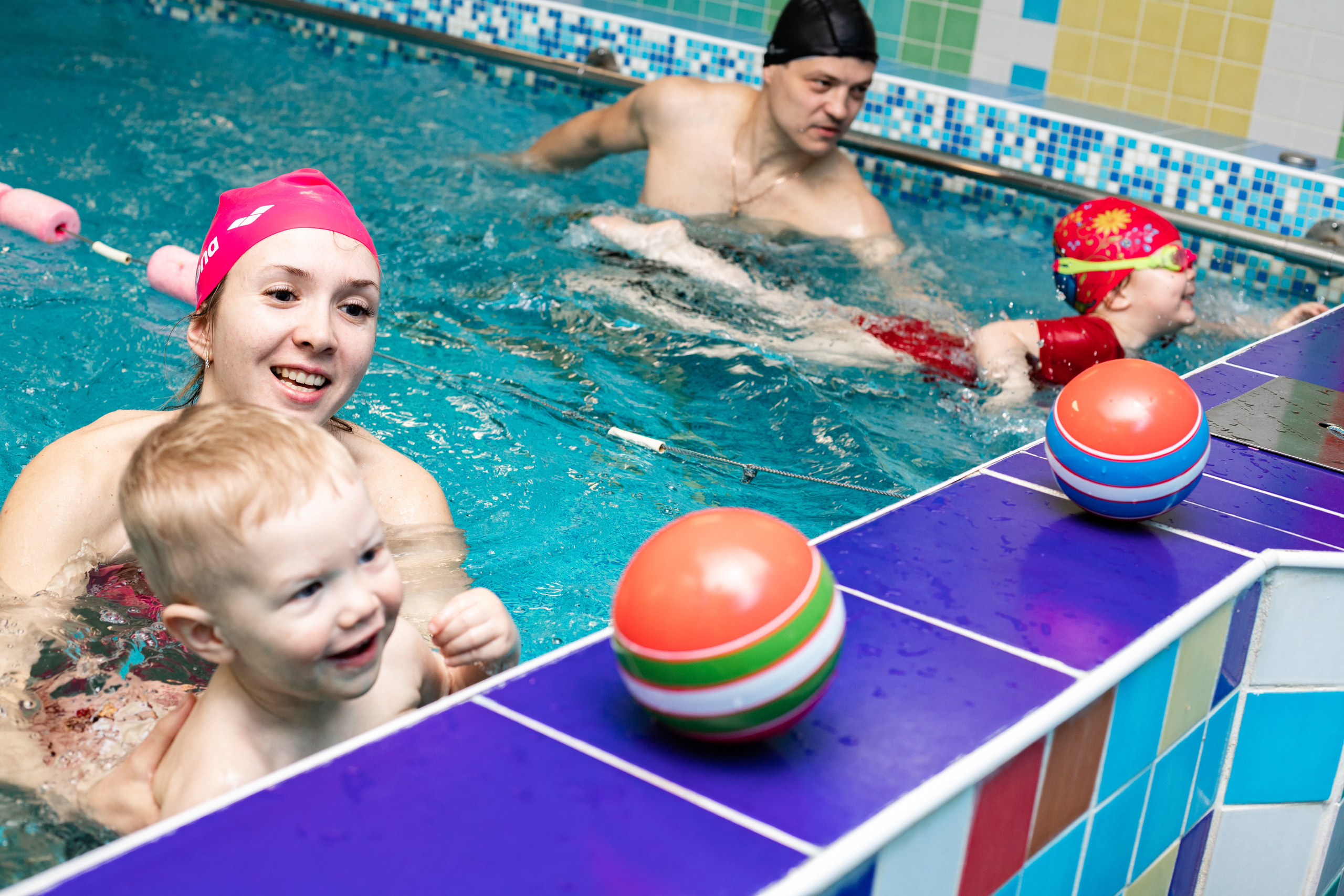 Дети в бассейне