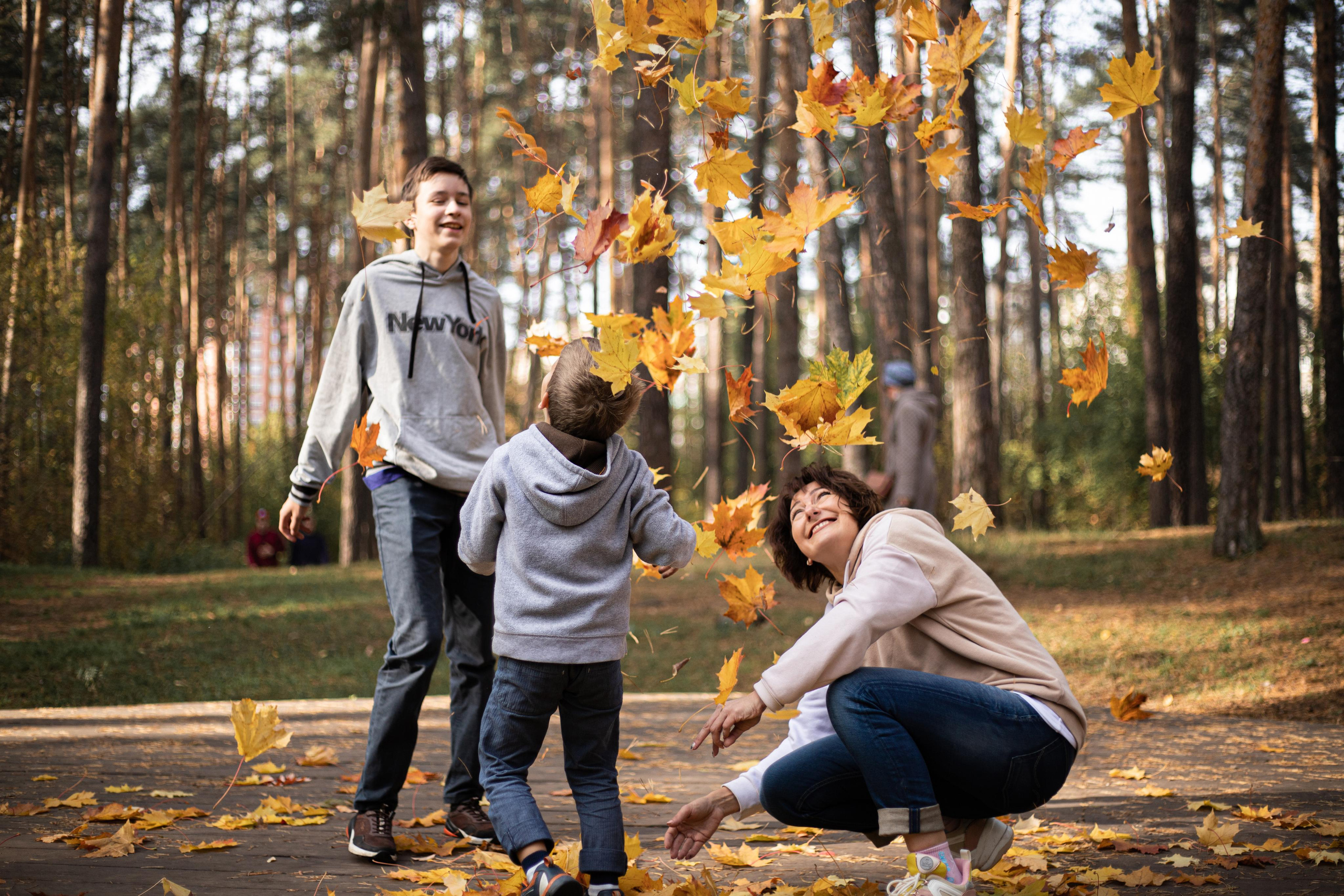 Черняевский лес «Золотые пески». Осень 2020. Ирина с сыновьями. Фотограф Пермь. Свадьбы. Семья и дети, школа, д. сад. Фотокниги