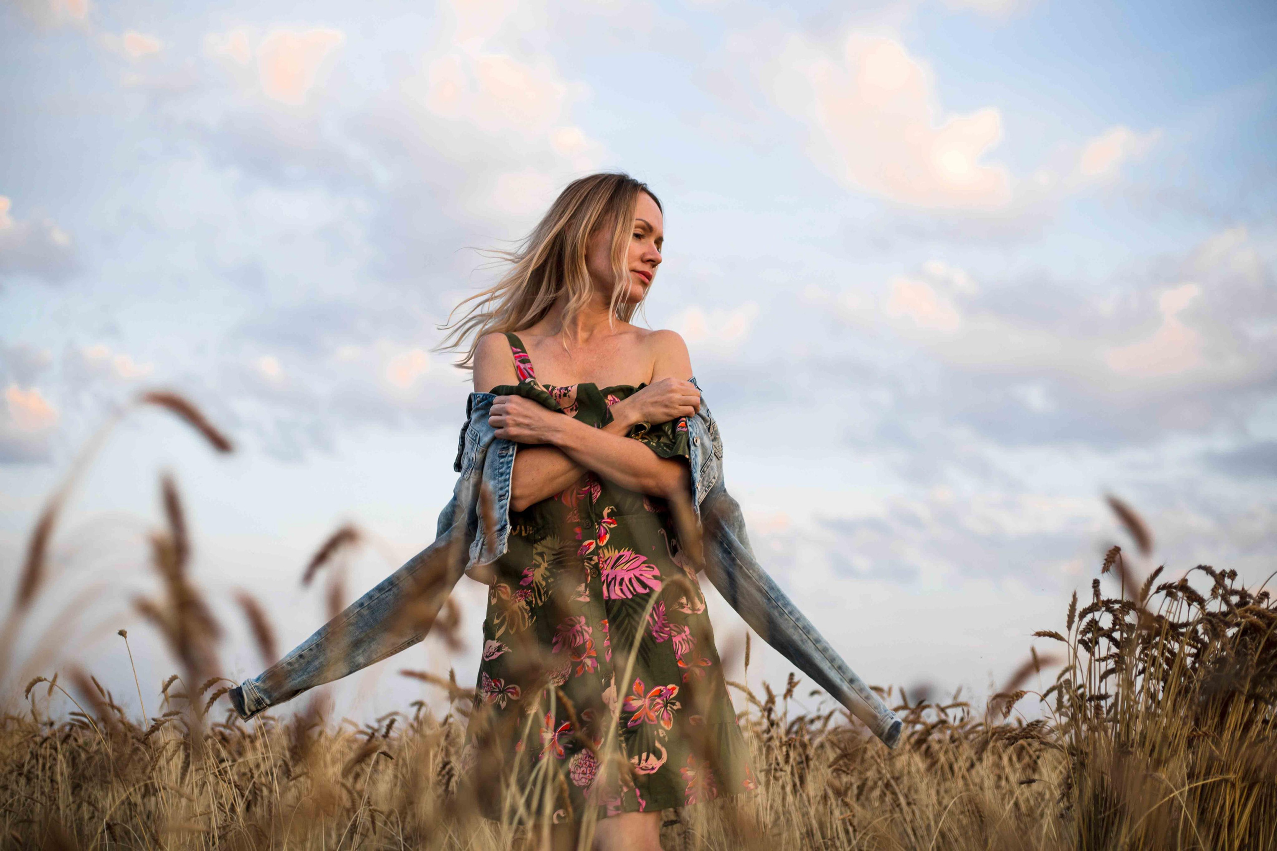 В поле. август 2020. Екатерина. Фотограф Пермь. Свадьбы. Семья и дети, школа, д. сад. Фотокниги