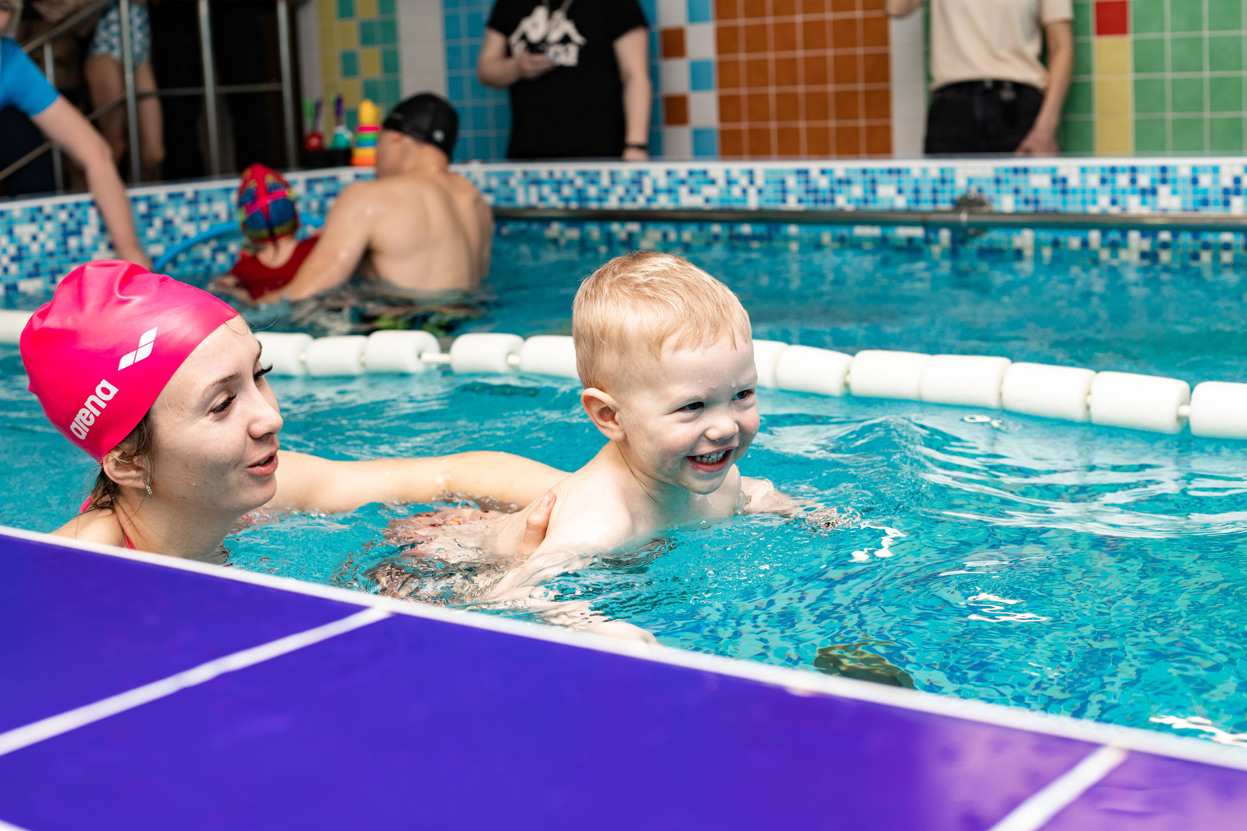 Дети в бассейне