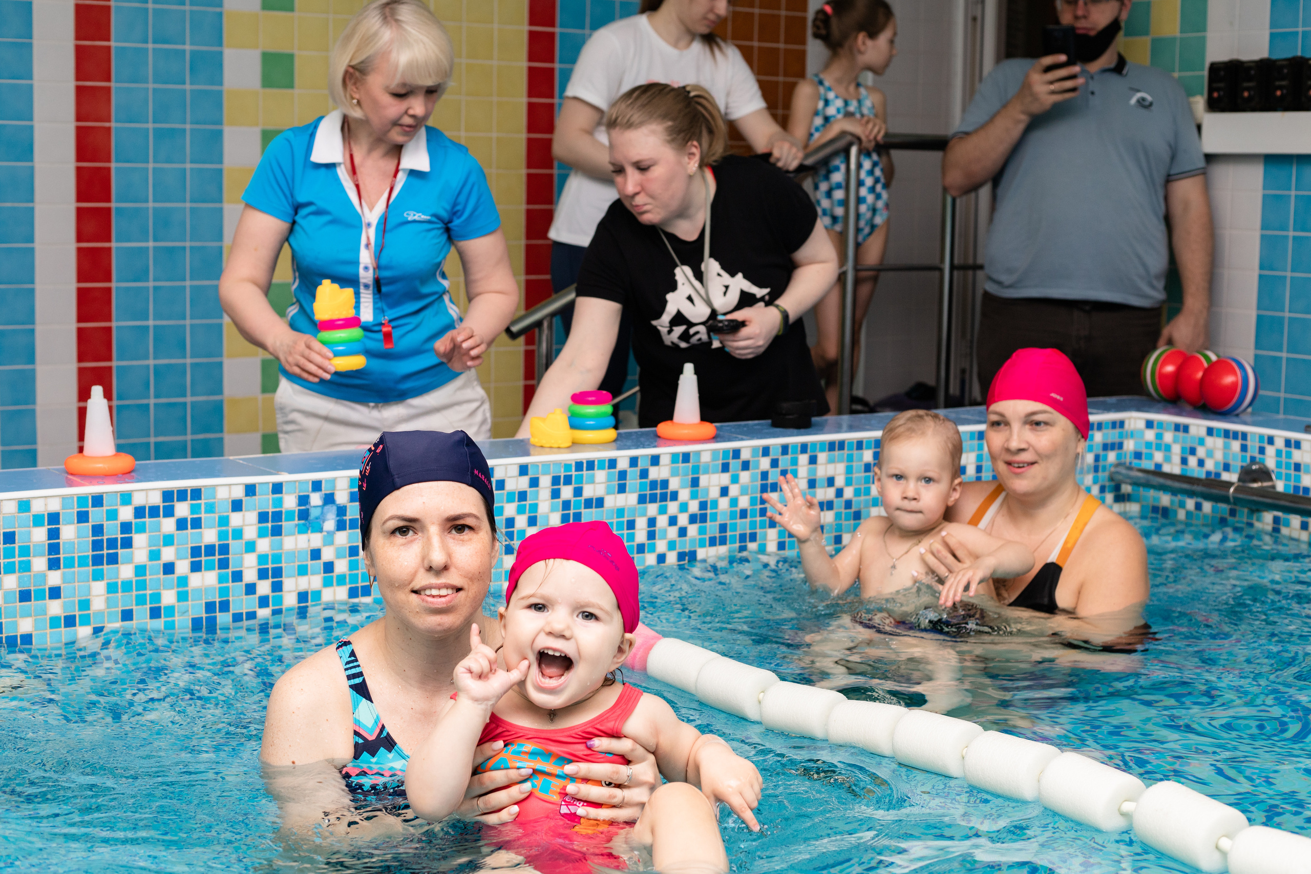 Дети в бассейне