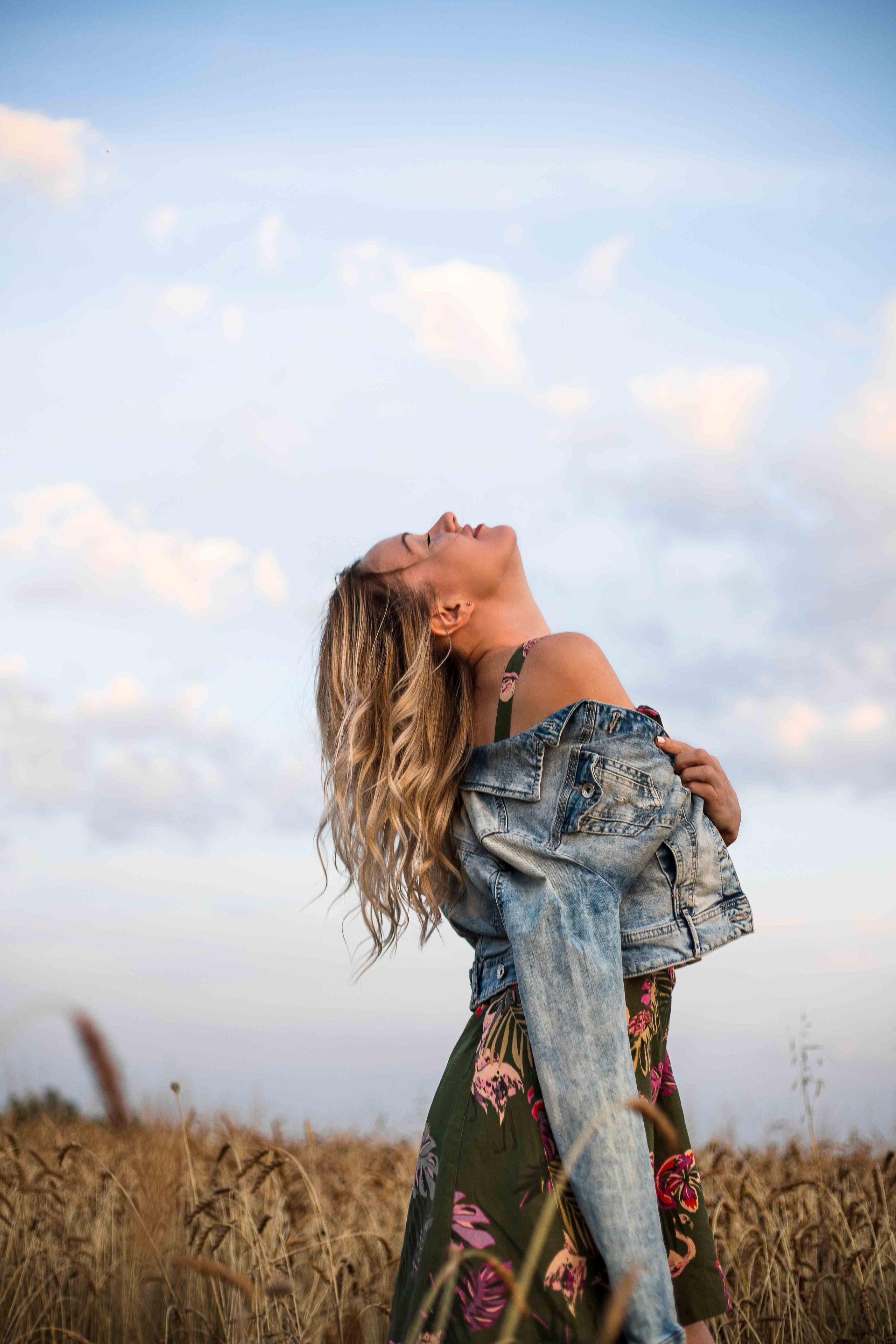 В поле. август 2020. Екатерина. Фотограф Пермь. Свадьбы. Семья и дети, школа, д. сад. Фотокниги