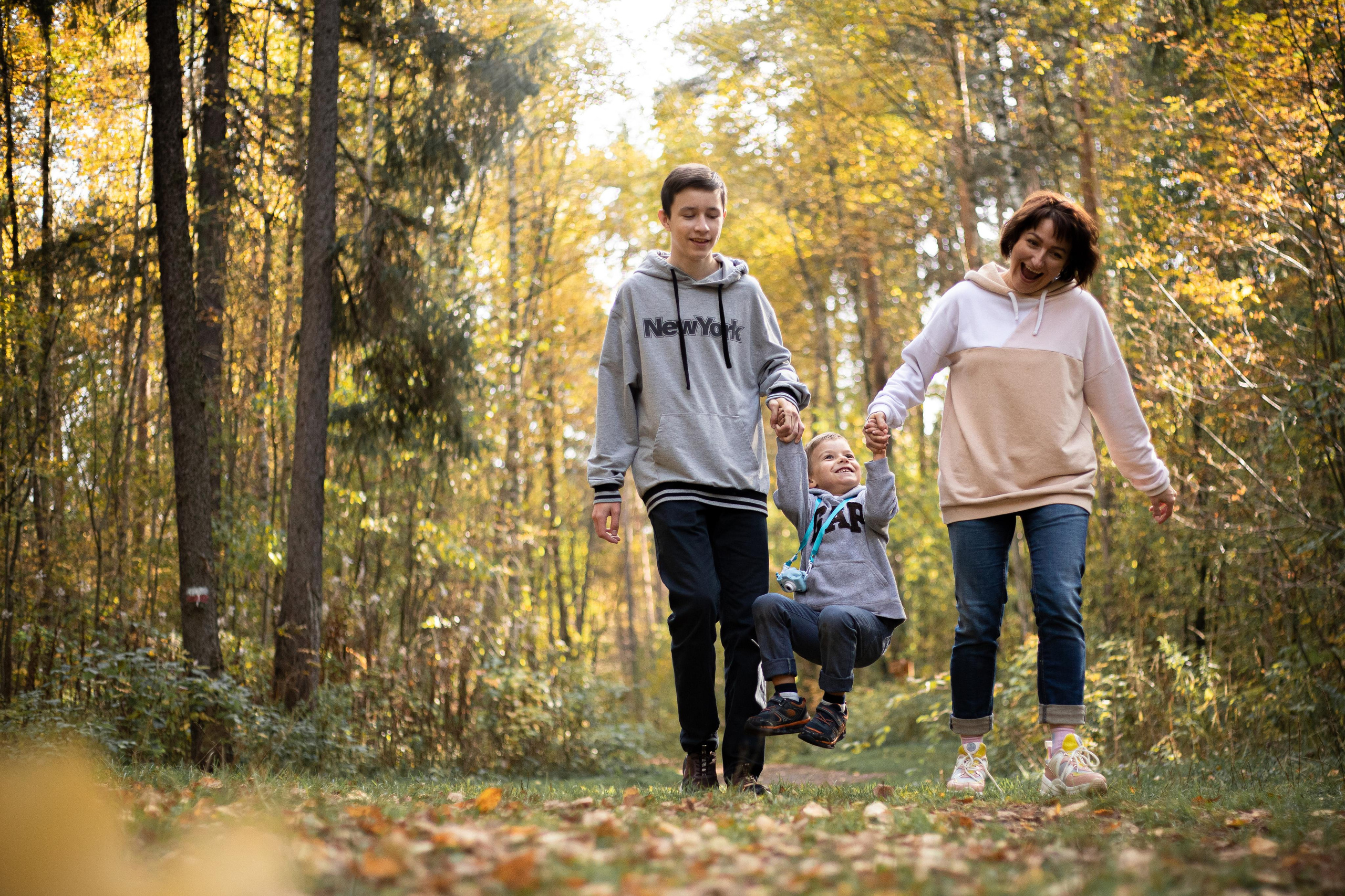 Черняевский лес «Золотые пески». Осень 2020. Ирина с сыновьями. Фотограф Пермь. Свадьбы. Семья и дети, школа, д. сад. Фотокниги