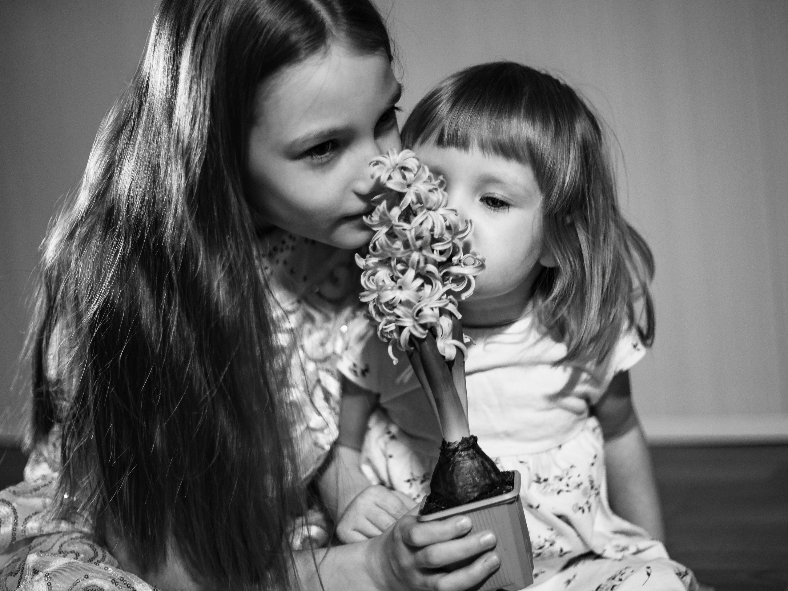 дети и цветы, домашний фотограф пермь, домашняя фотосессия пермь, семейный фотограф дома пермь, семейный фотограф