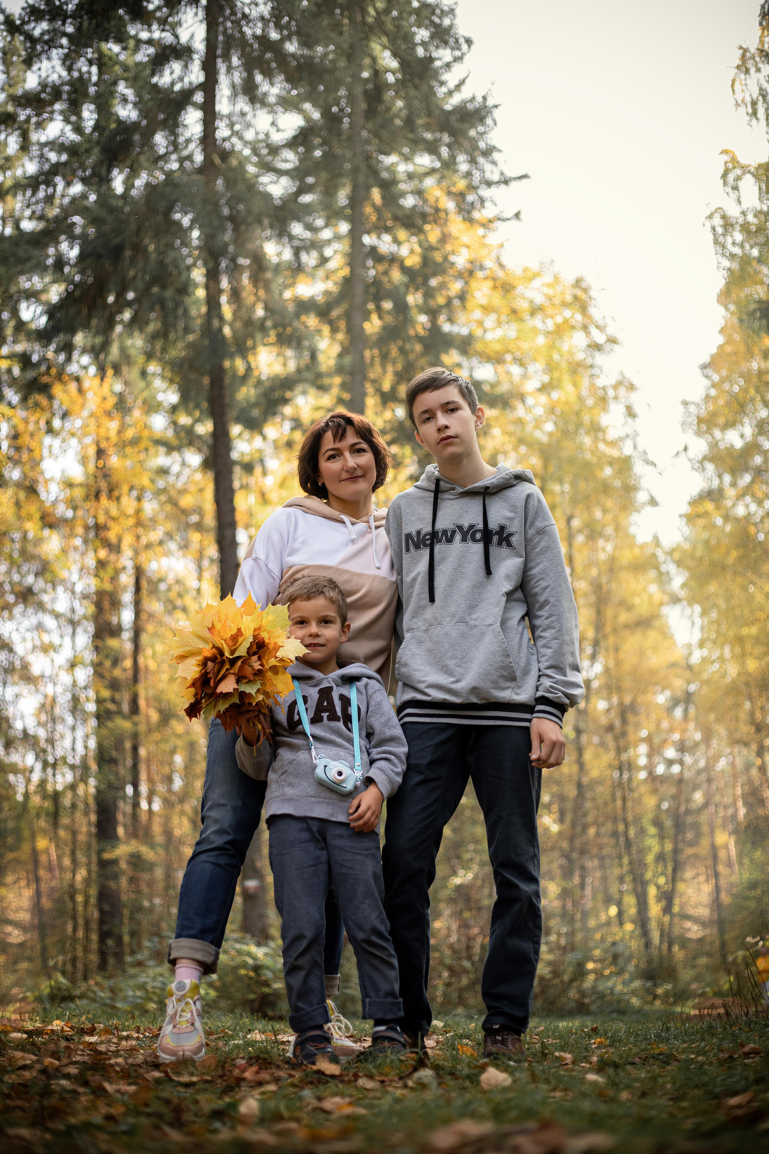 Черняевский лес «Золотые пески». Осень 2020. Ирина с сыновьями. Фотограф Пермь. Свадьбы. Семья и дети, школа, д. сад. Фотокниги