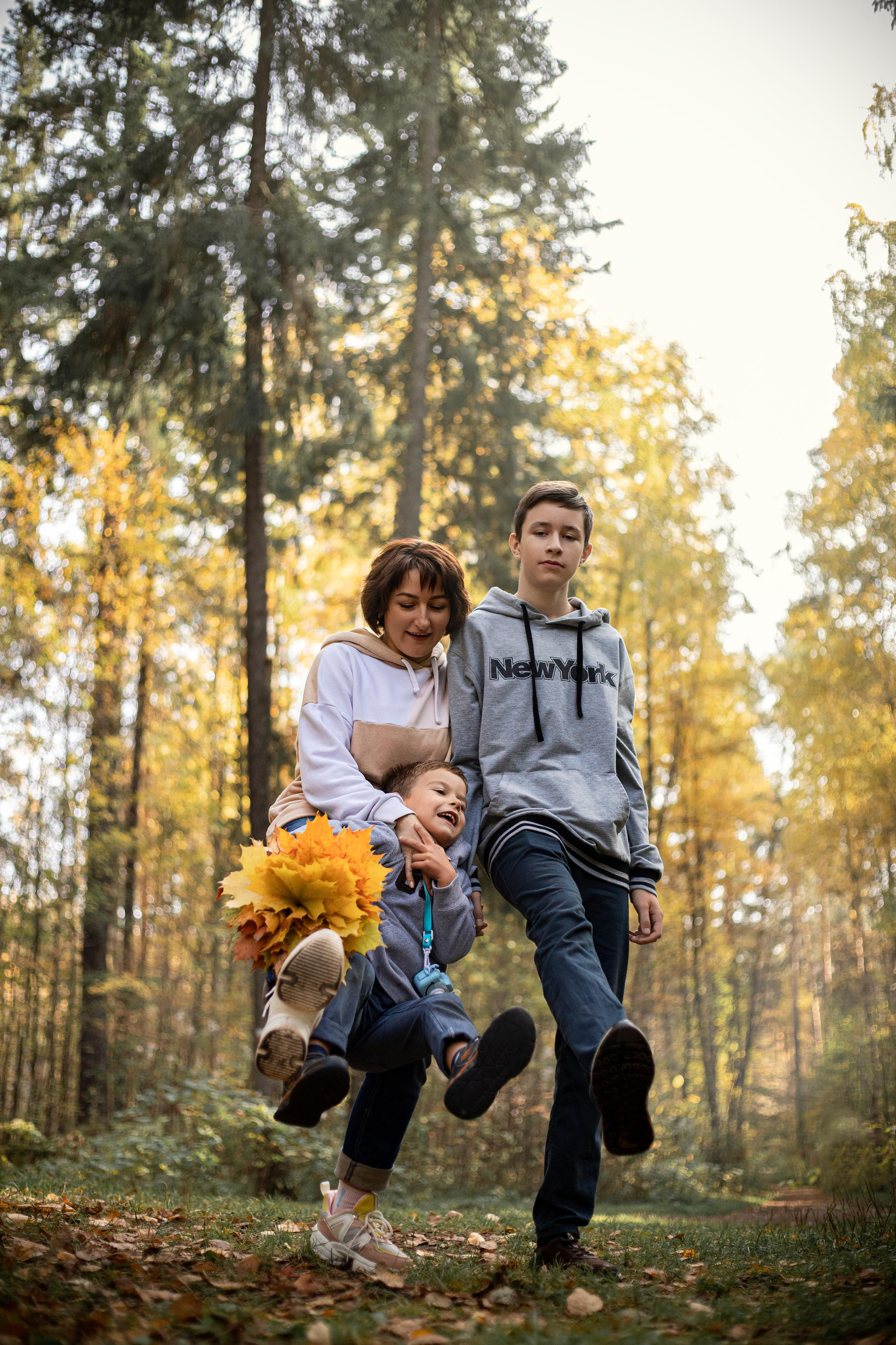 Черняевский лес «Золотые пески». Осень 2020. Ирина с сыновьями. Фотограф Пермь. Свадьбы. Семья и дети, школа, д. сад. Фотокниги