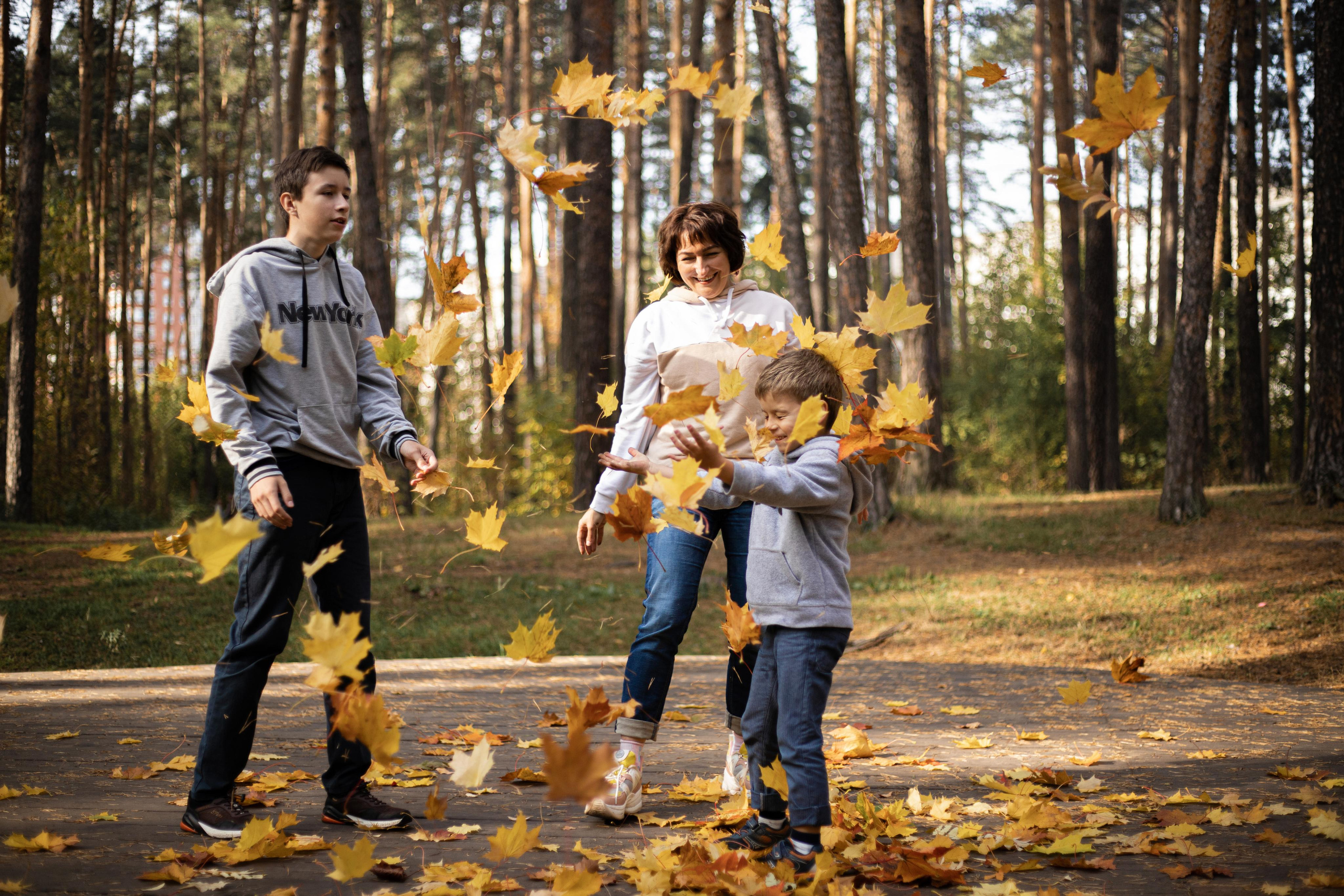 Черняевский лес «Золотые пески». Осень 2020. Ирина с сыновьями. Фотограф Пермь. Свадьбы. Семья и дети, школа, д. сад. Фотокниги
