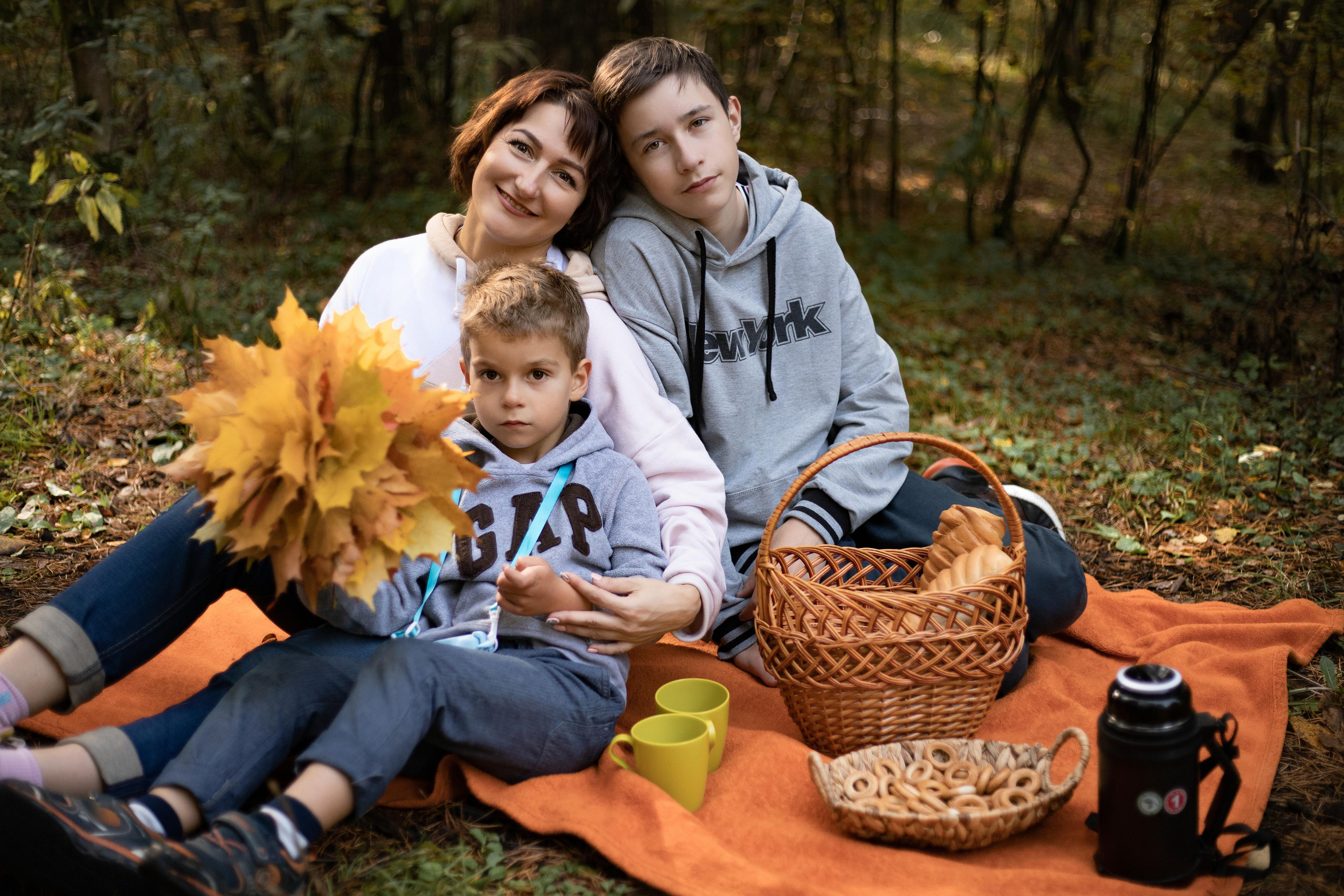 Черняевский лес «Золотые пески». Осень 2020. Ирина с сыновьями. Фотограф Пермь. Свадьбы. Семья и дети, школа, д. сад. Фотокниги