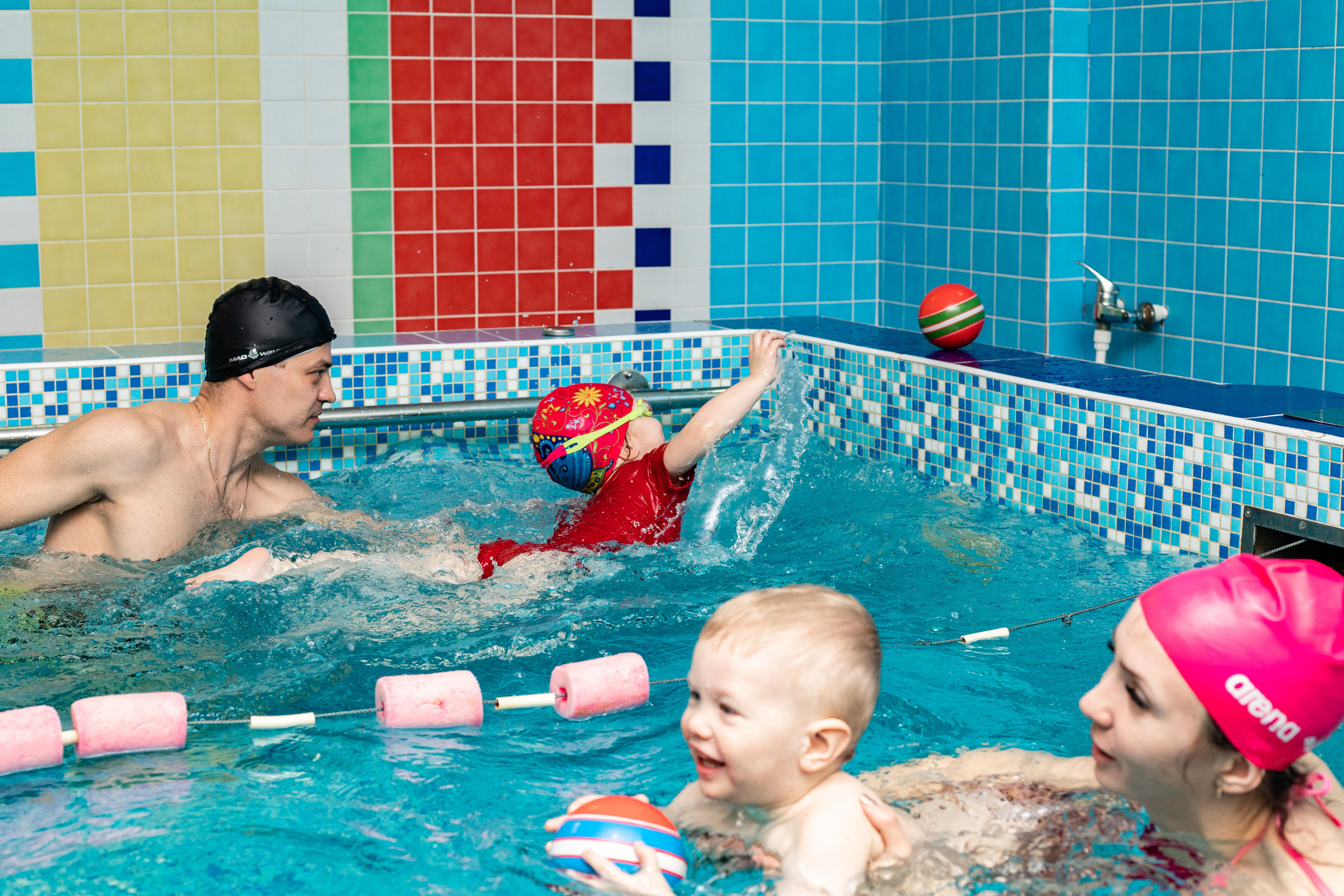 Дети в бассейне