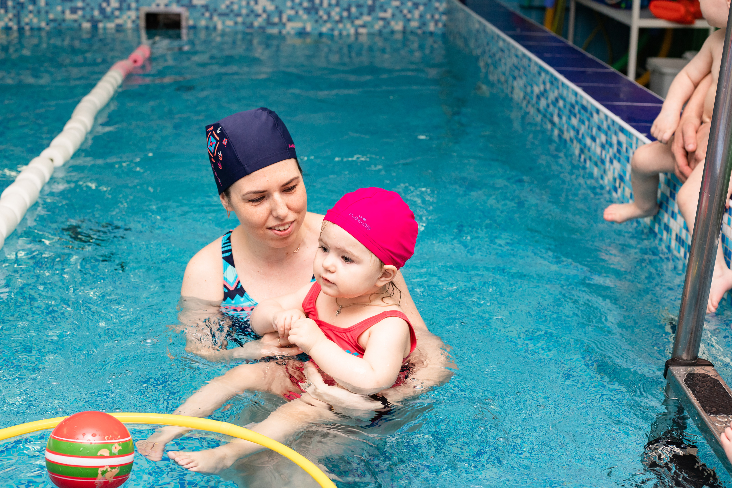 Дети в бассейне