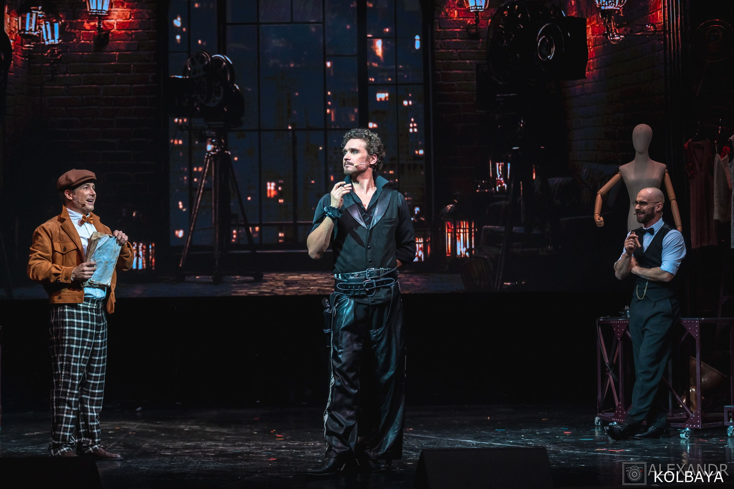 Фотографии со спектакля «Привет, я тетя Чарли». Концертный и театральный репортажный фотограф в Москве Александр Колбая