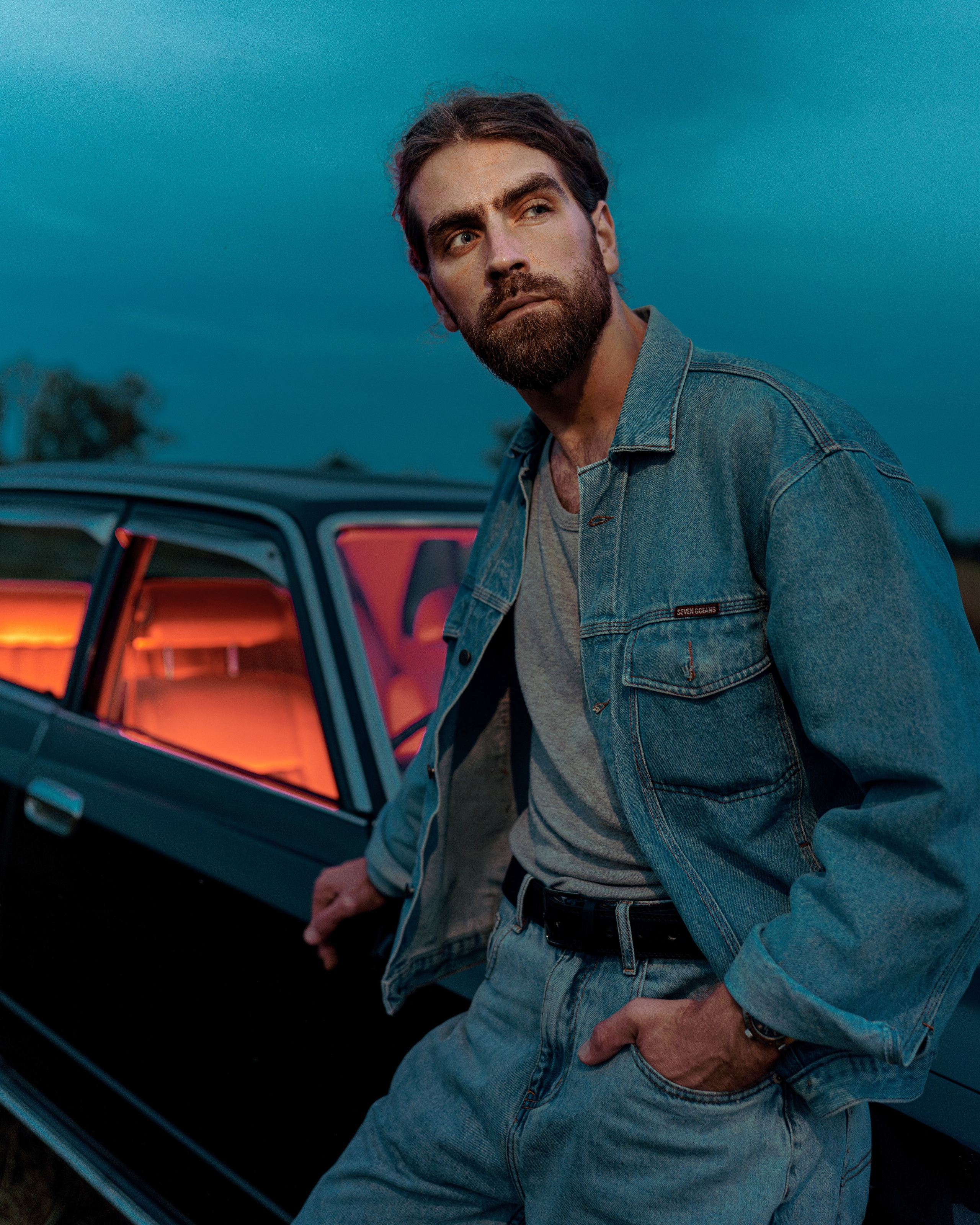 Фотосессия парня с автомобилем. Портретный фотограф Санкт-Петербург Арнольд