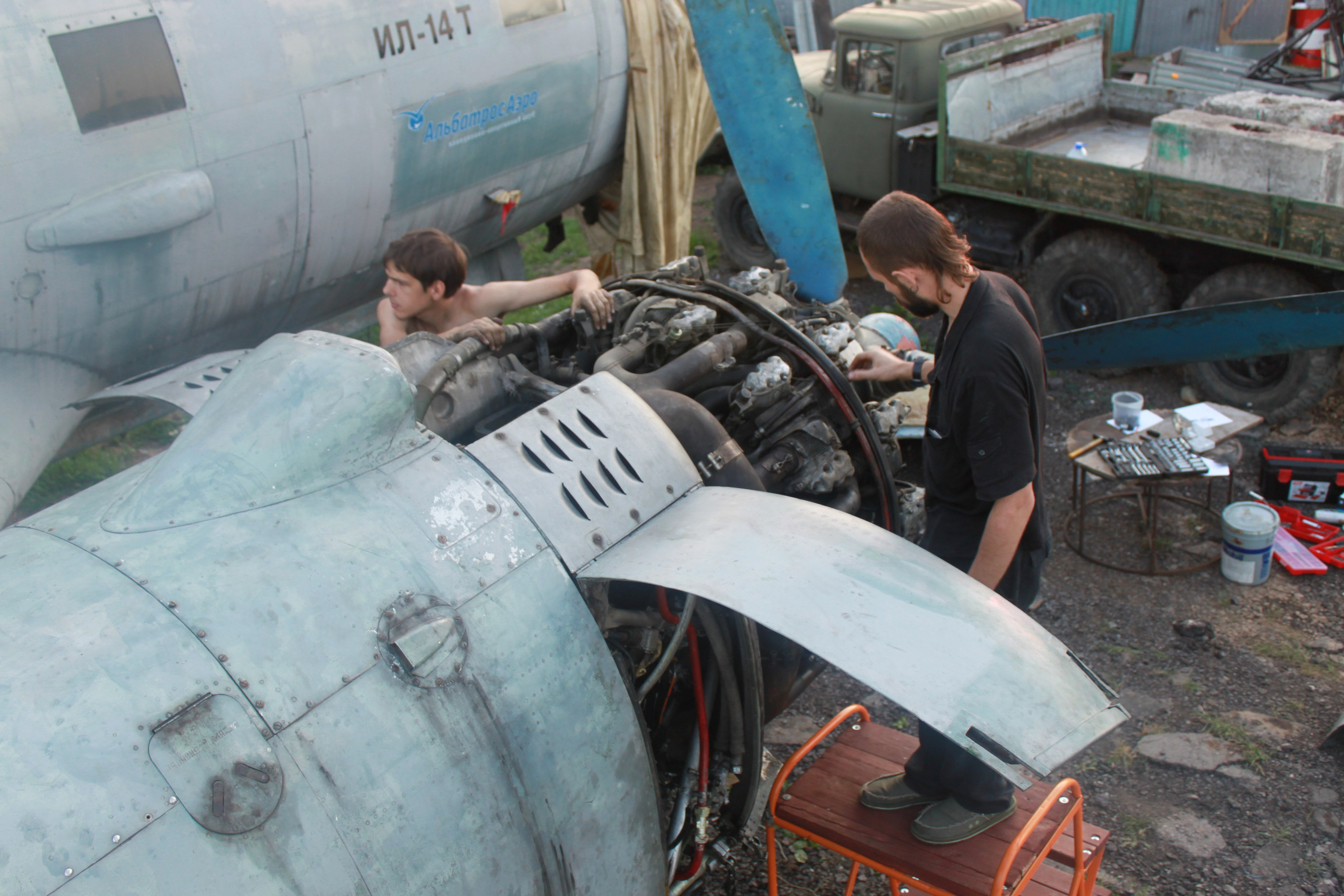 Ил-14Т «Голубая Мечта» работы в Тушино (2011 г.). Фотоальбом показывающий увлекательный мир авиации и мир медведей Андрея Иванова