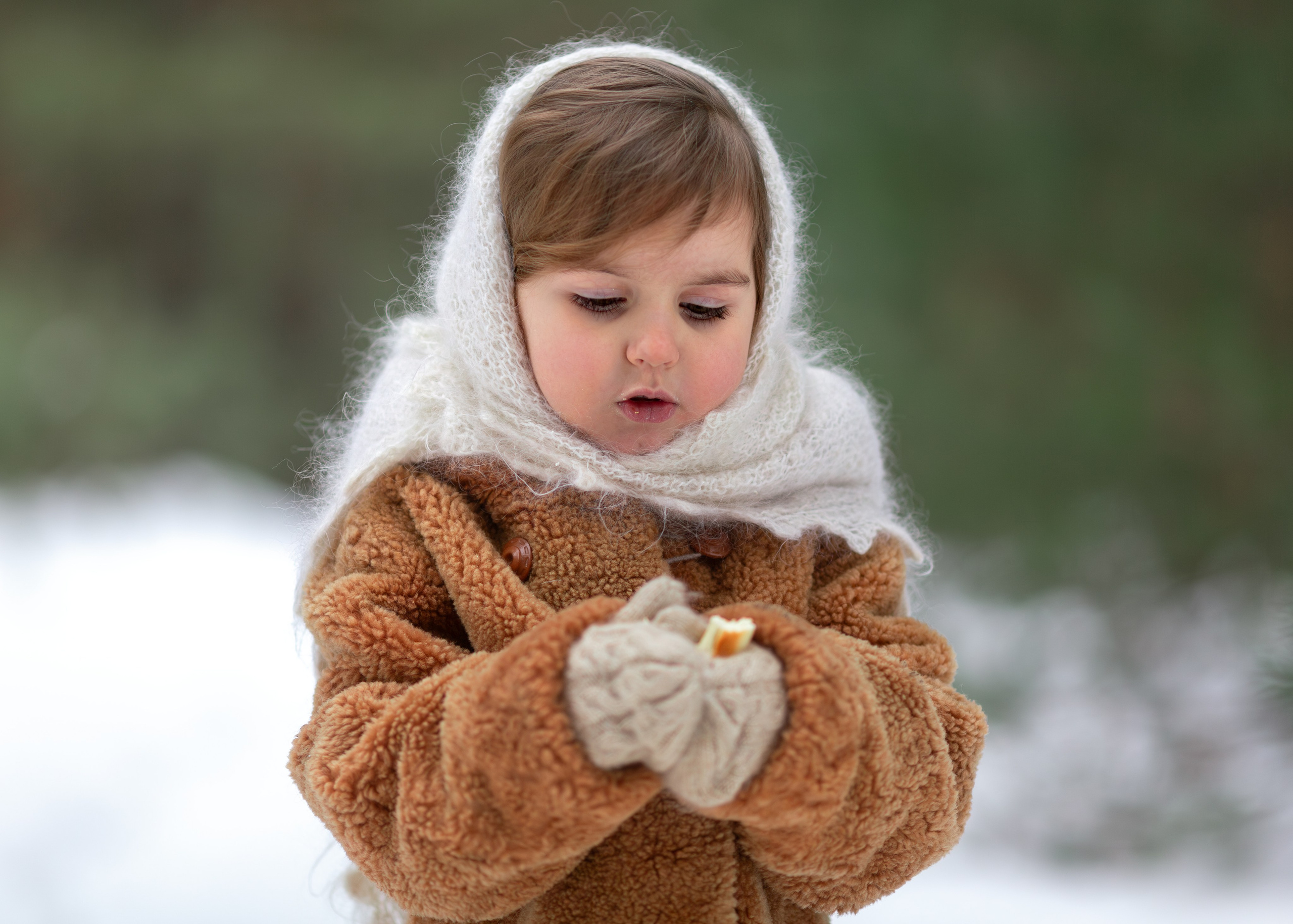 Девочка держит баранку