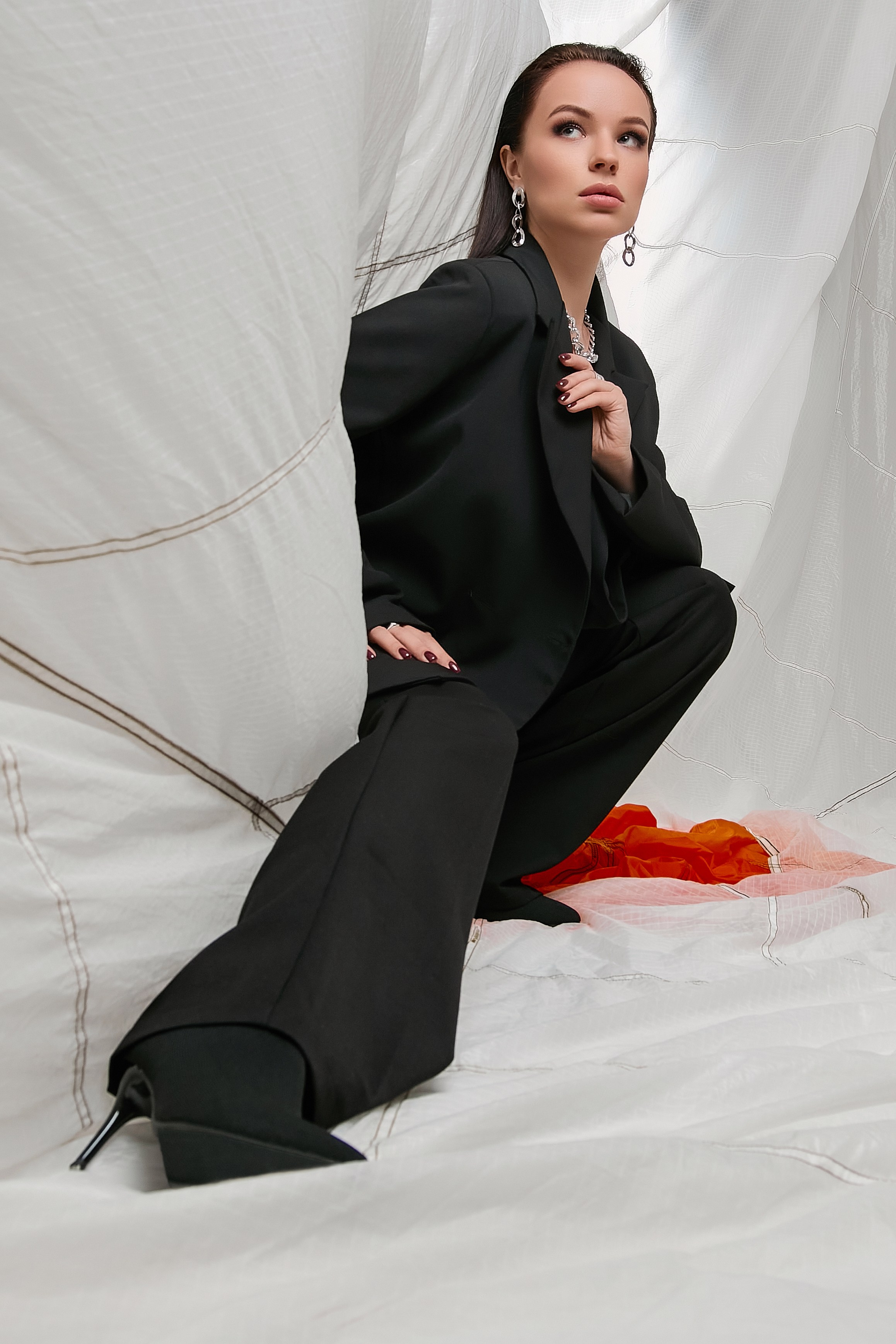 девушка в пиджаке