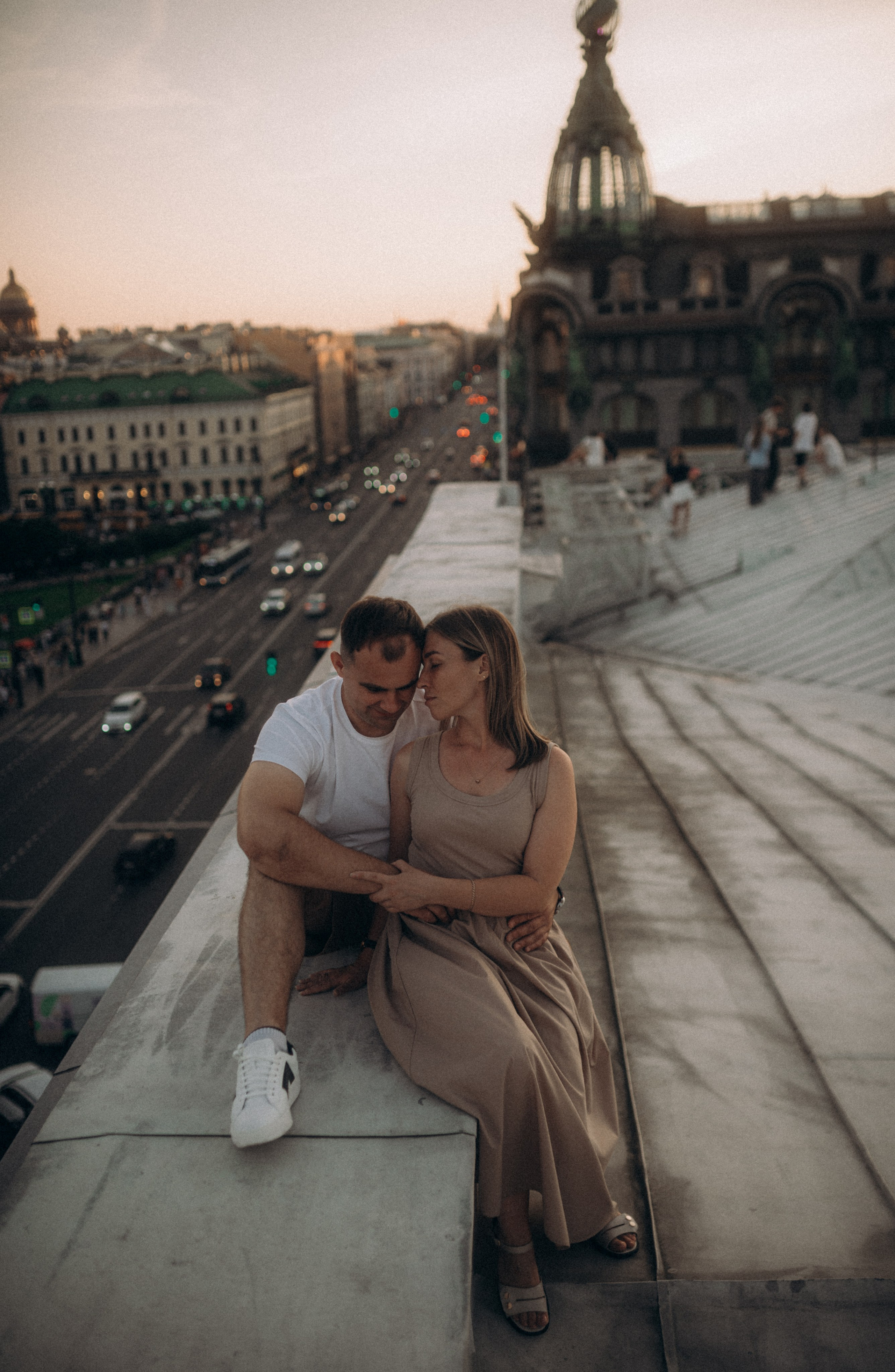 Мы сидим на питерской, теплой крыше. Фотограф в Санкт Петербурге Лара Великова