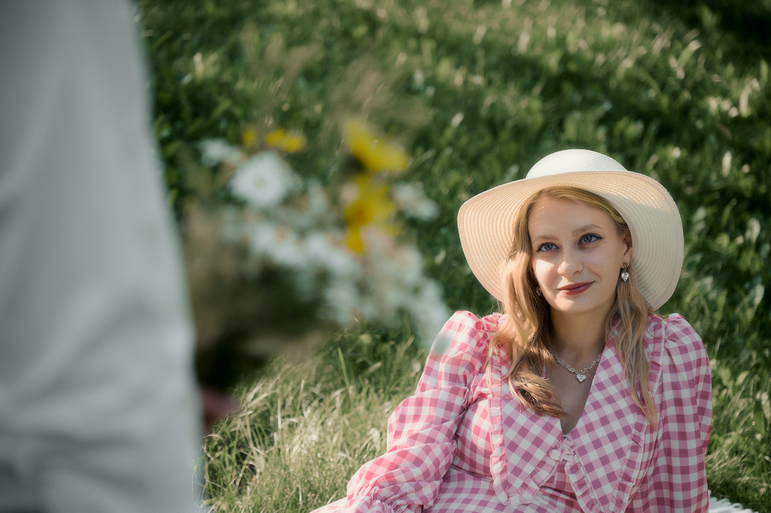 Портрет Елизаветы в шляпе на фоне зелёной травы.