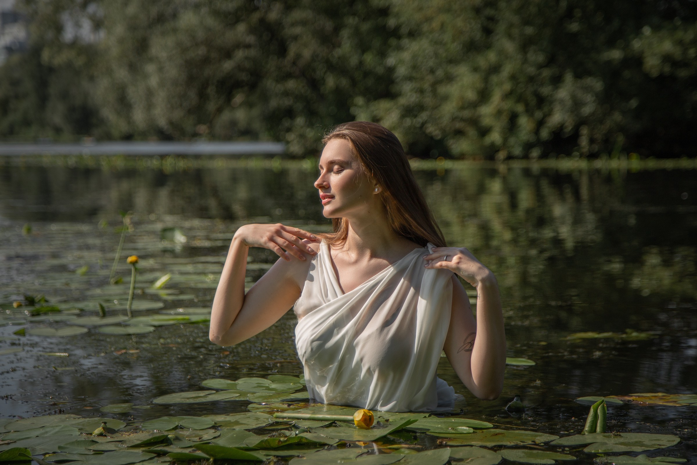 Фотосессия в кувшинках — женский портрет на озере | Анна Татаурова, Москва. Фотограф Анна Татаурова | Авторская фотосъемка в Москве