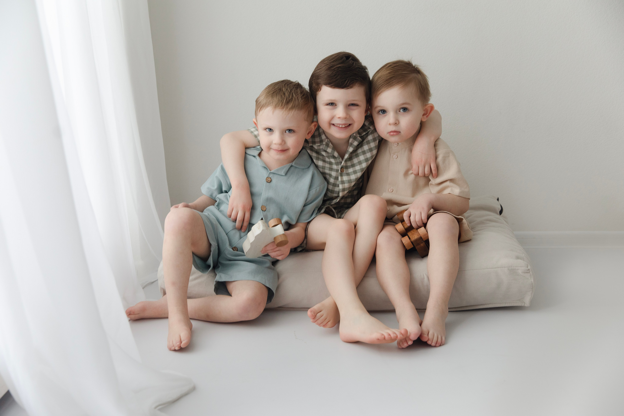 «Детская Фотосессия с братьями и сестрами-братья в светлой студии в Москве»