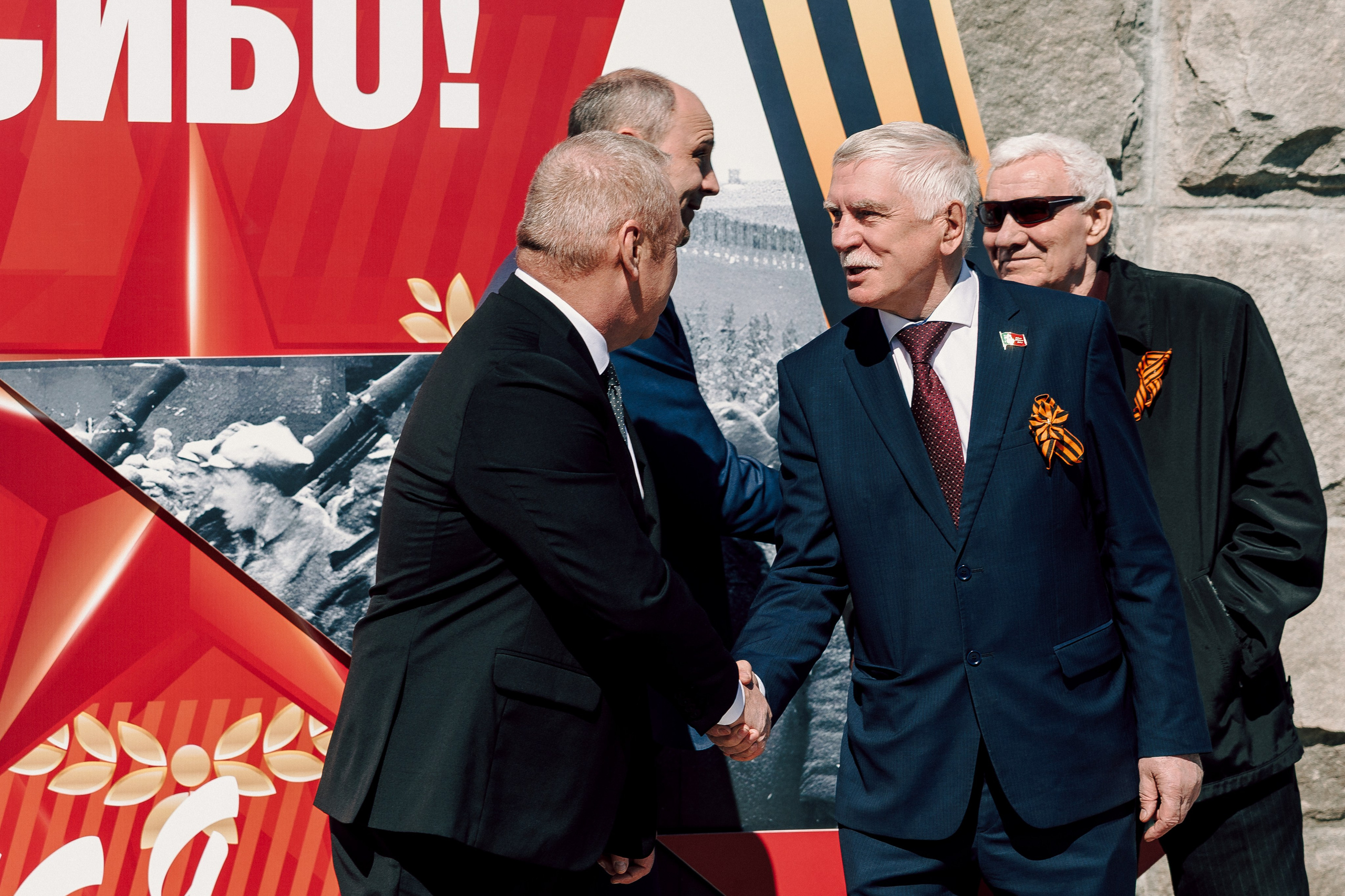 Торжественный митинг, посвящённый открытию Мемориала Славы воинам-новотрубникам. Лёшка Варзегов — фотограф