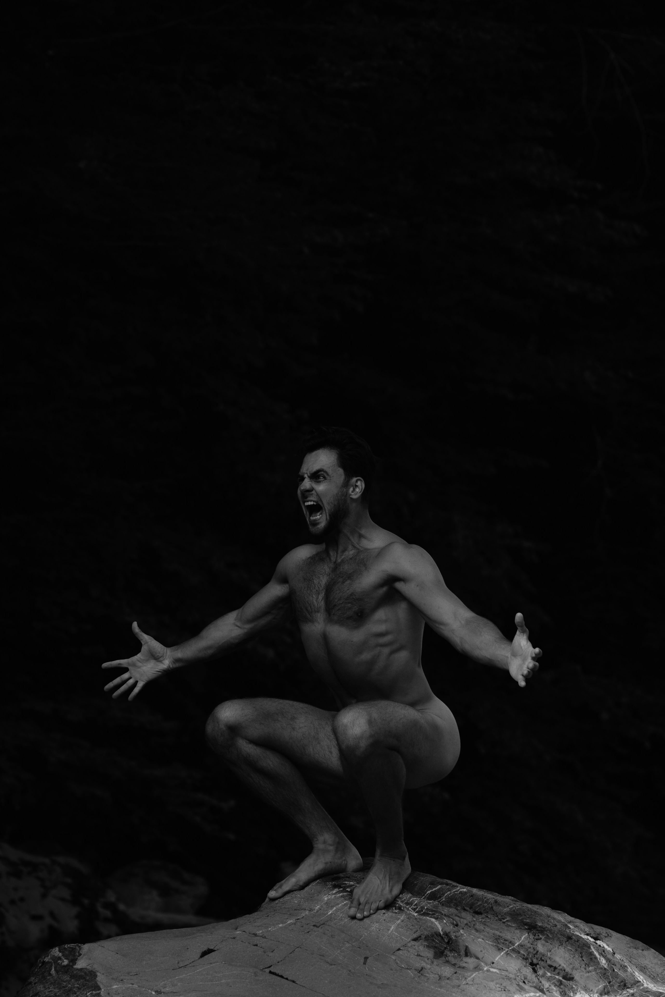 фото парня кости на камне